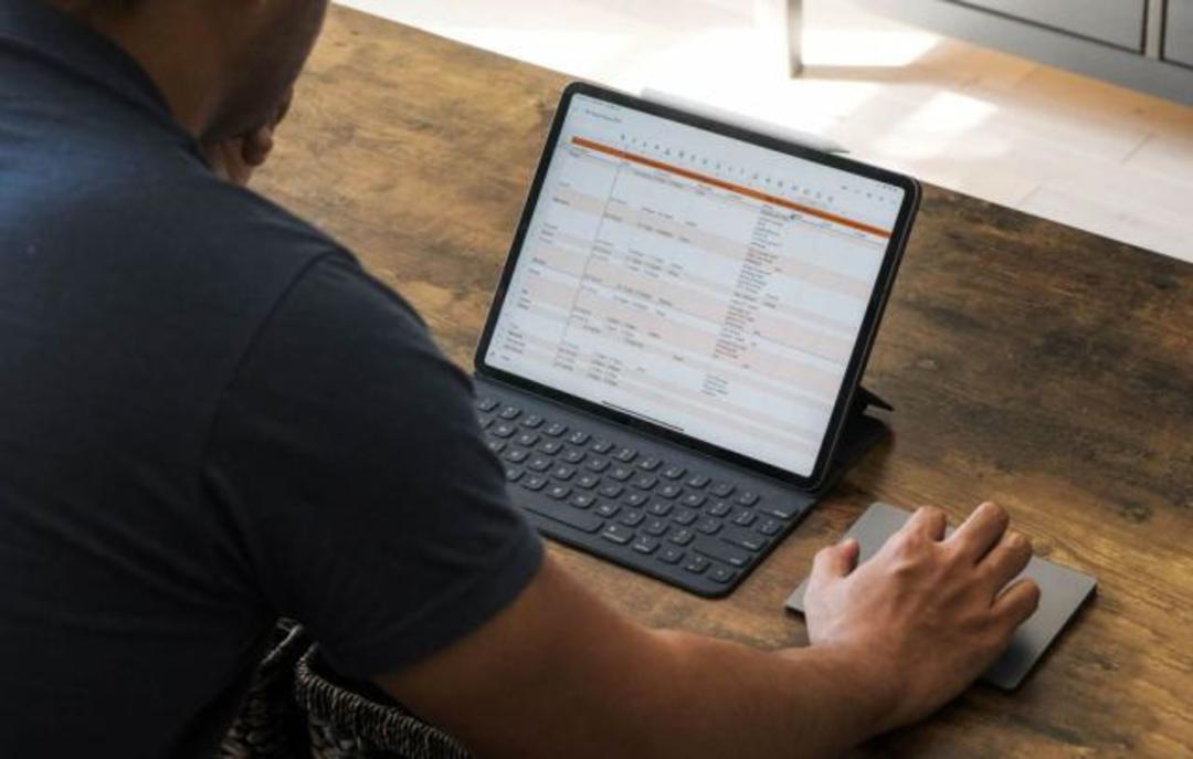 ipad air 2020 در حال استفاده