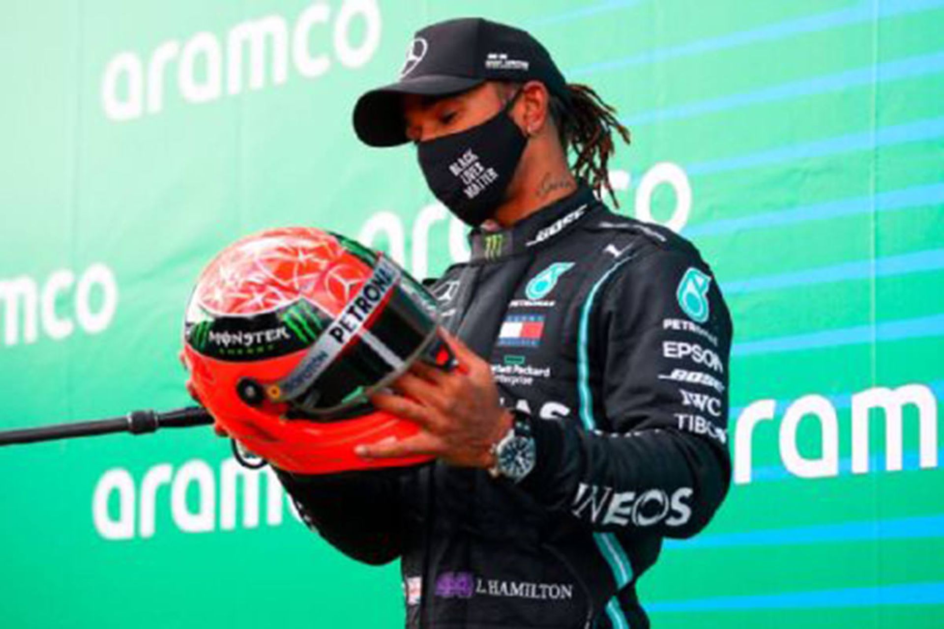 لوئیس همیلتون با کلاه ایمنی مایکل شوماخر