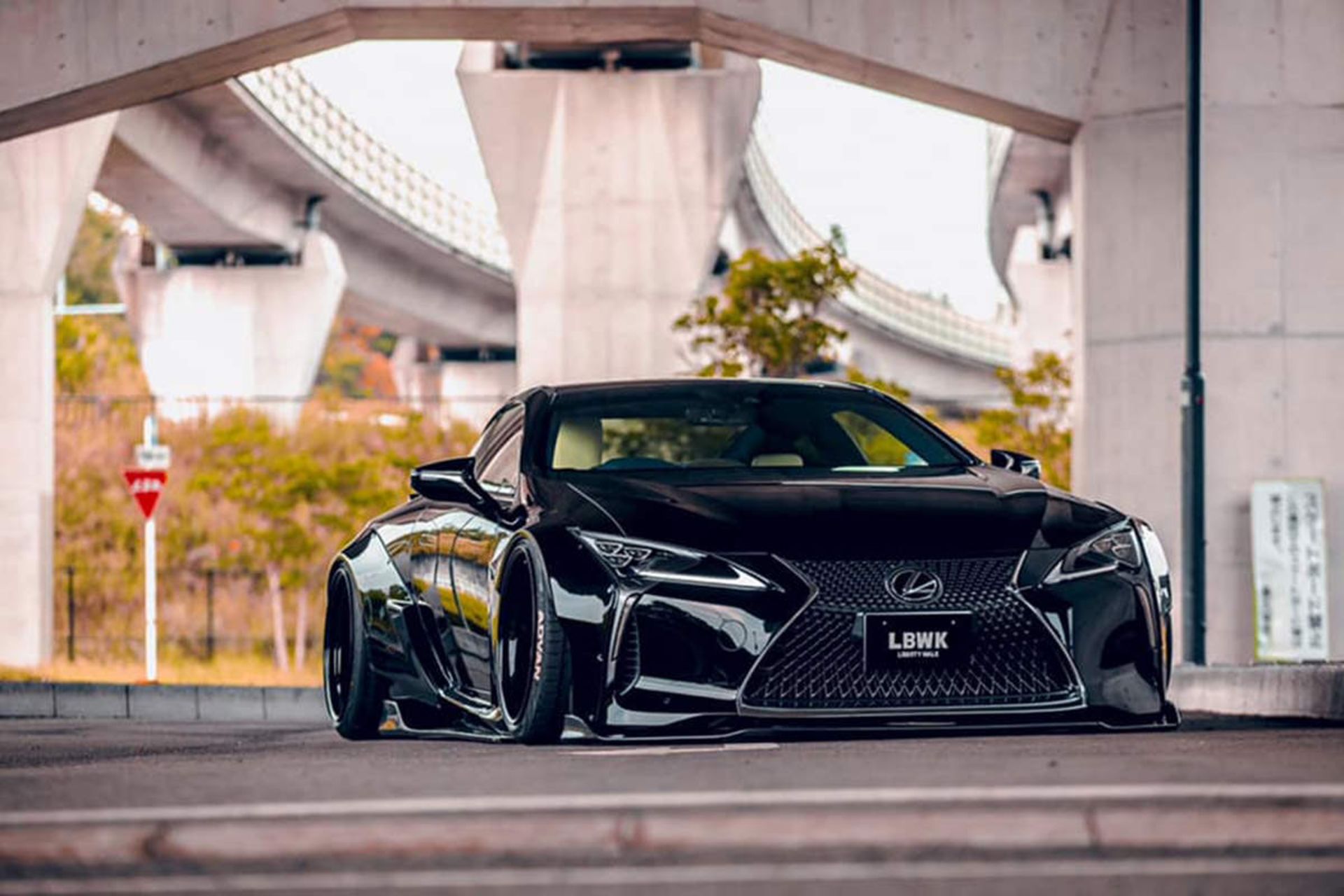 نمای جلو خودرو لکسوس / Lexus LC500 مجهز به کیت بدنه لیبرتی واک / Liberty Walk با رنگ مشکی