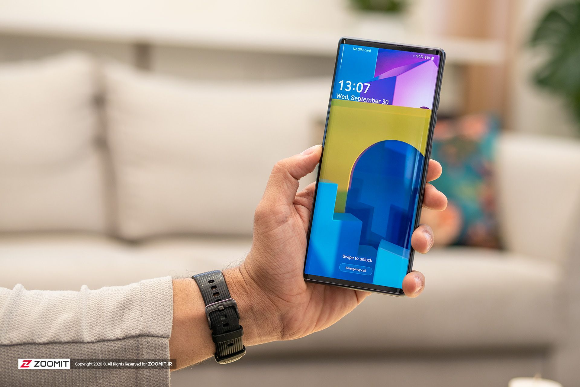 نگاه نزدیک زومیت به ال جی وینگ در دست