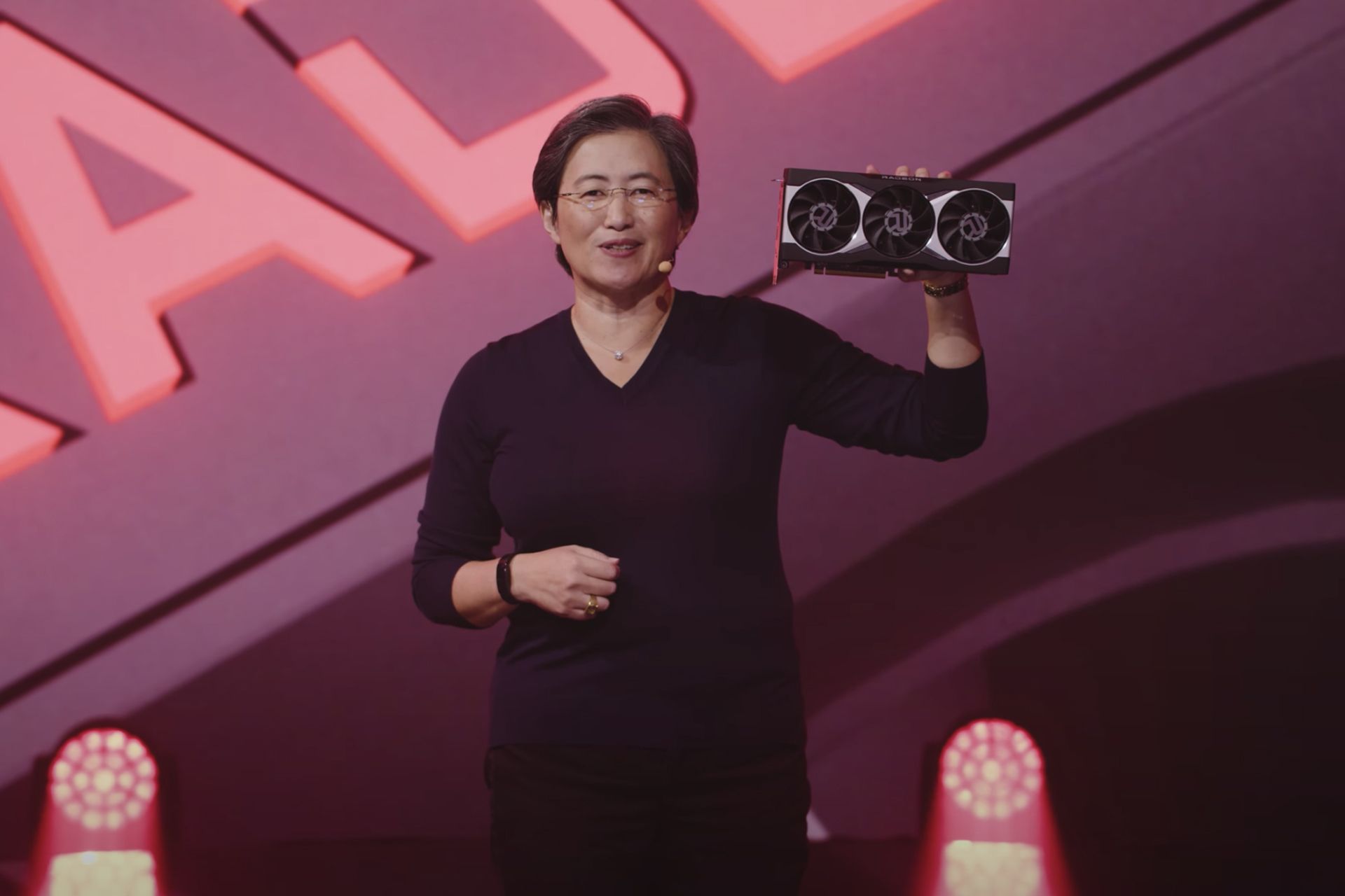 دکتر لیزا سو مدیرعامل ای ام دی / AMD با کارت گرافیک بیگ نوی / Big Navi در دست