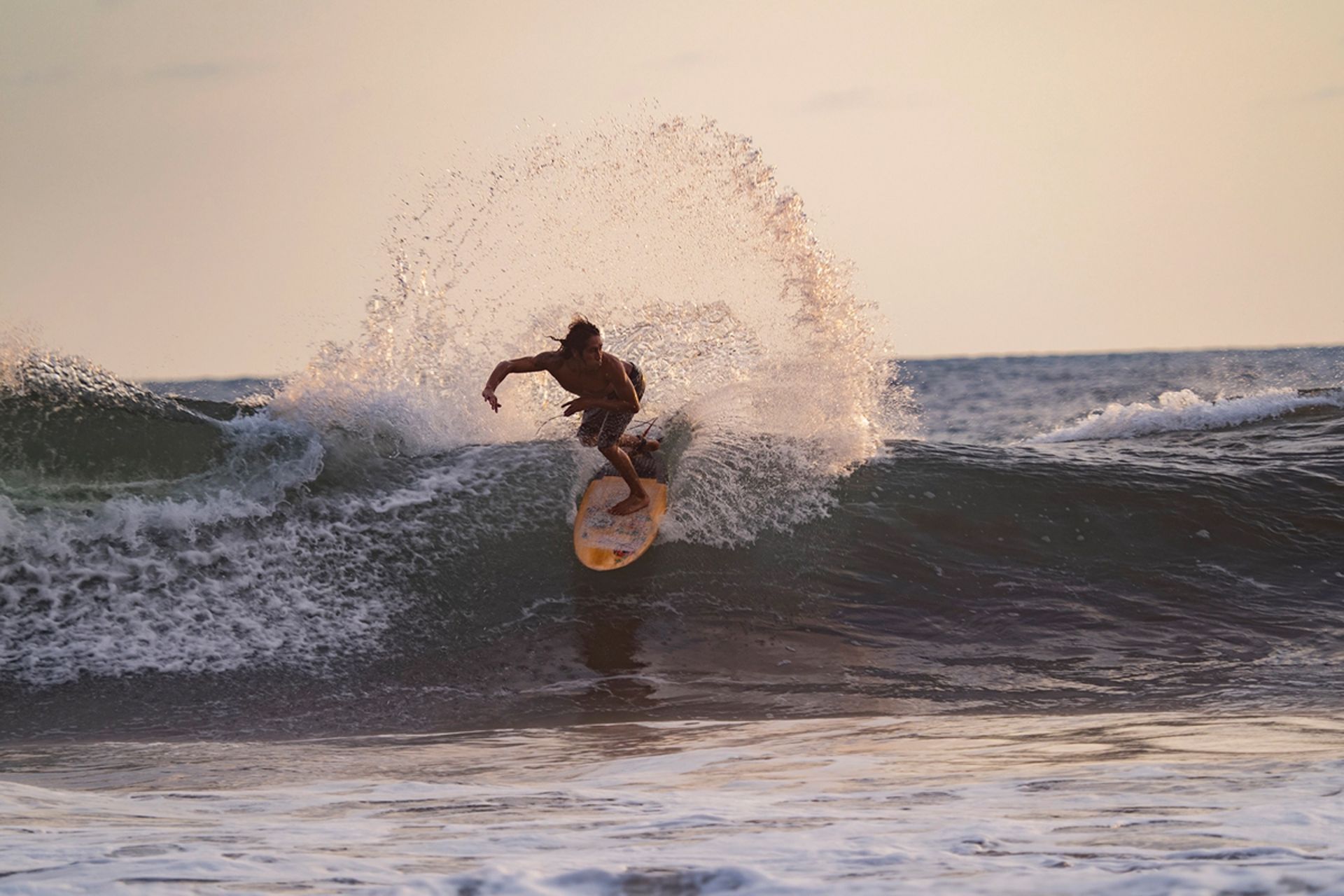 یک مرد در حال موج سواری / Surfing آسمان صاف و آب