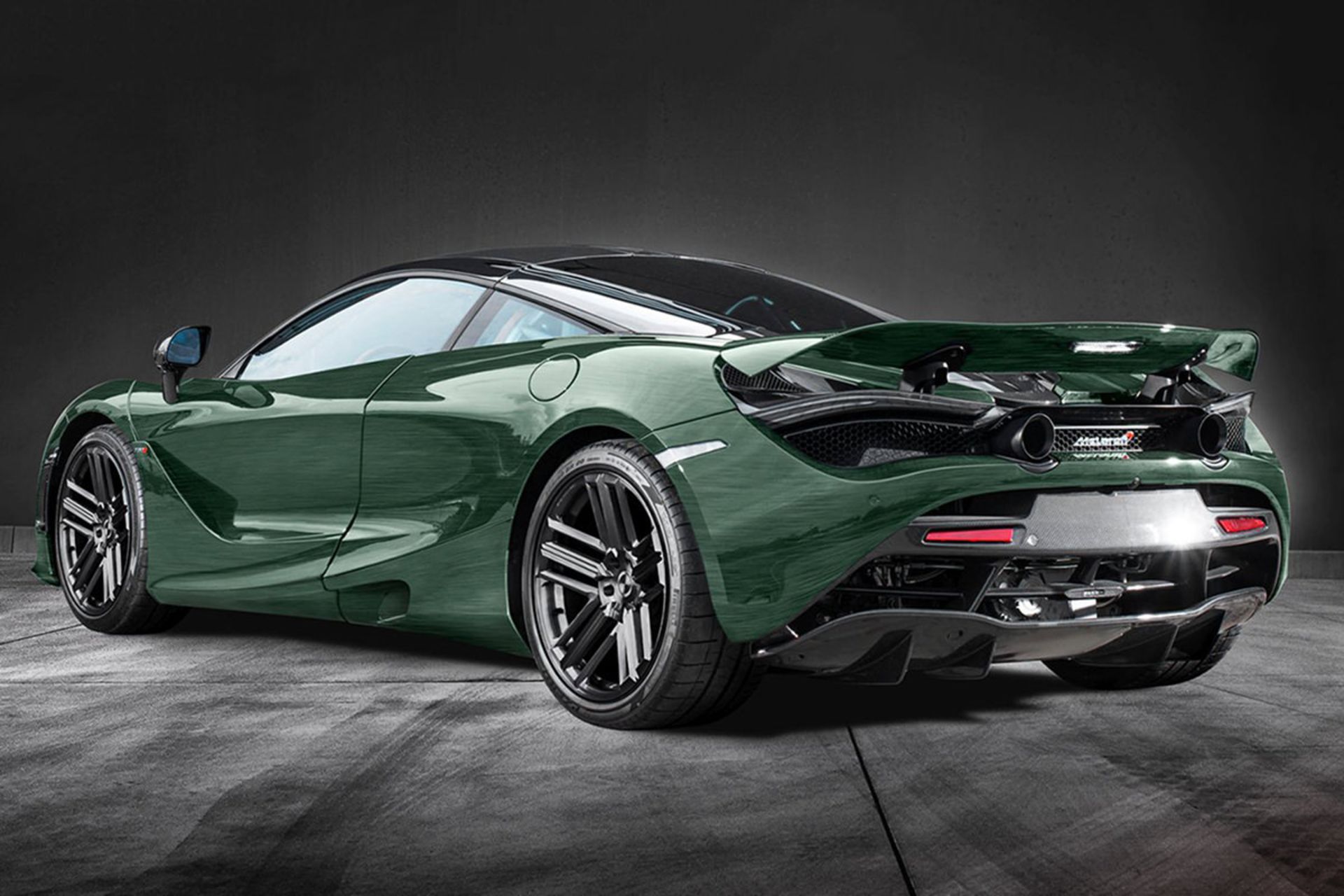 نمای عقب خودروی سوپراسپرت مک لارن / McLaren 720S سبز زمردی