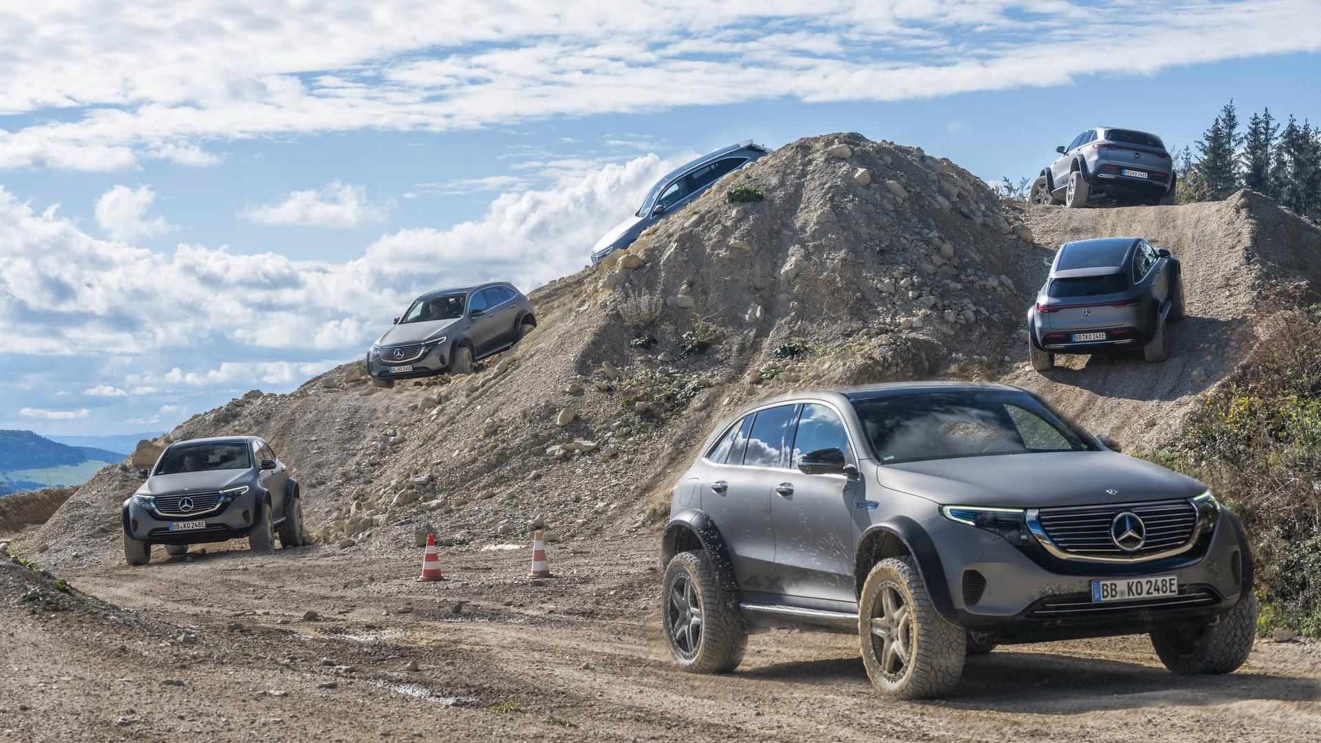 خودروی مفهومی و شاسی بلند برقی مرسدس بنز / Mercedes-Benz EQC 4×4² نقره ای رنگ در مسیر بالا رفتن از تپه