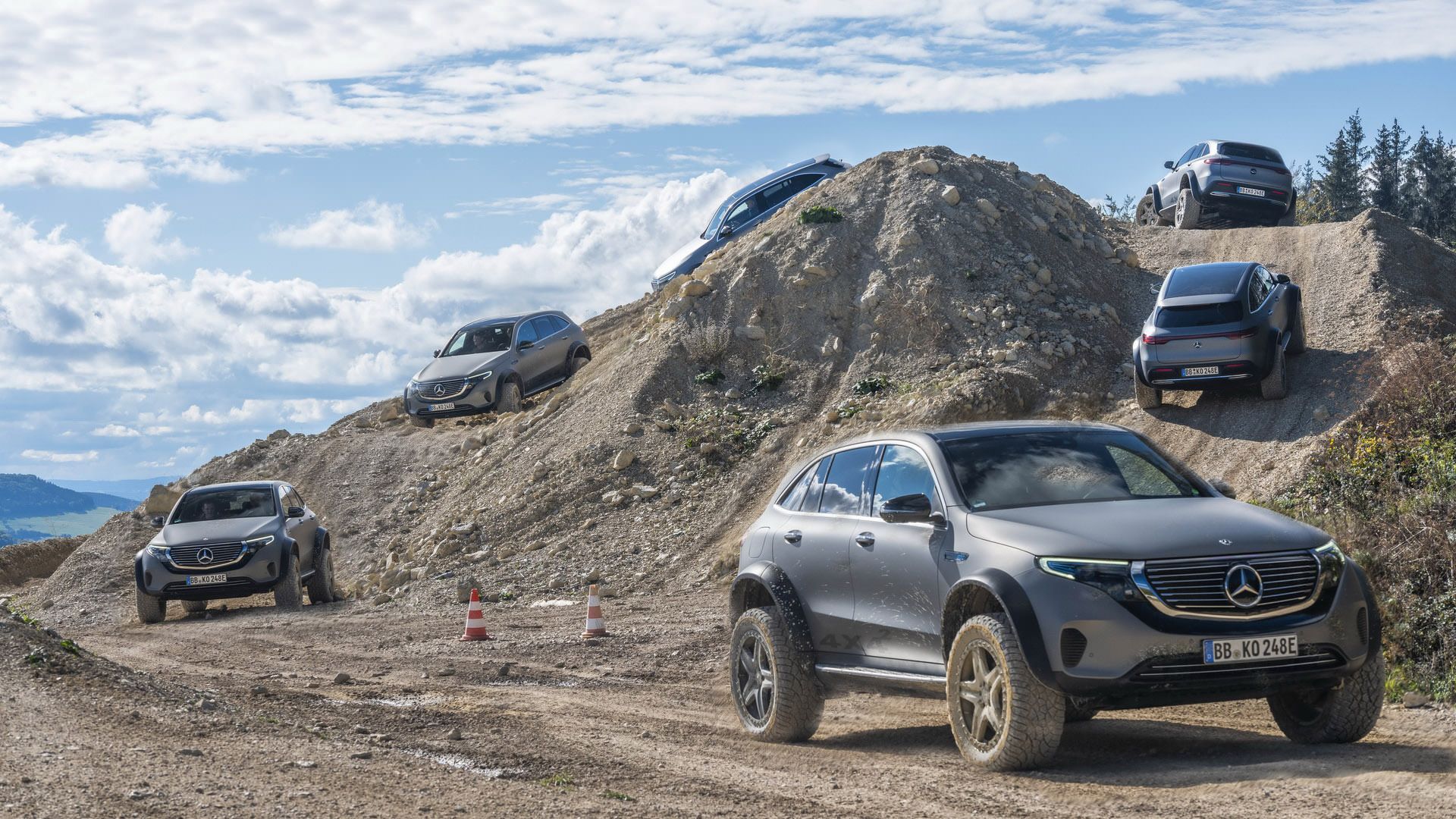 خودروی مفهومی و شاسی بلند برقی مرسدس بنز / Mercedes-Benz EQC 4×4² نقره ای رنگ در مسیر بالا رفتن از تپه