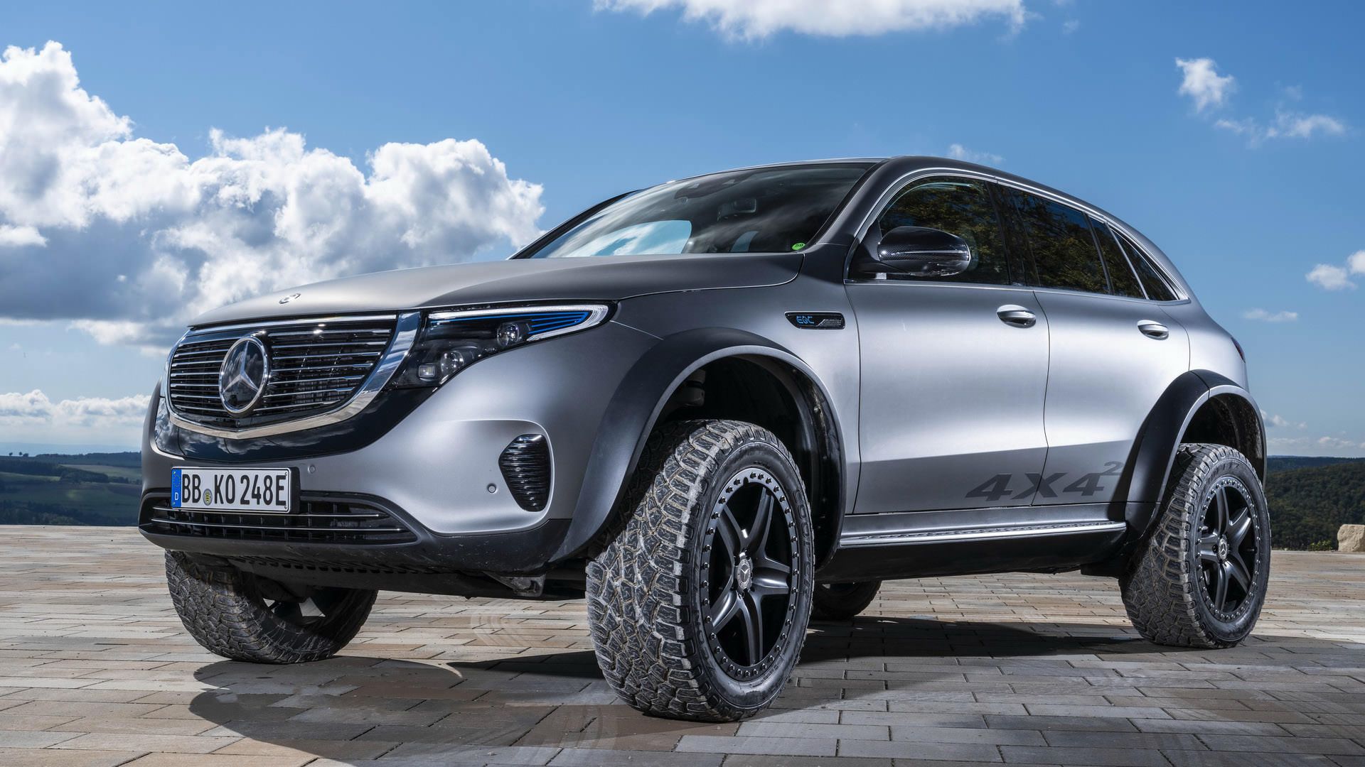 نمای سه چهارم مدل مفهومی و شاسی بلند برقی مرسدس بنز / Mercedes-Benz EQC 4×4² نقره ای رنگ