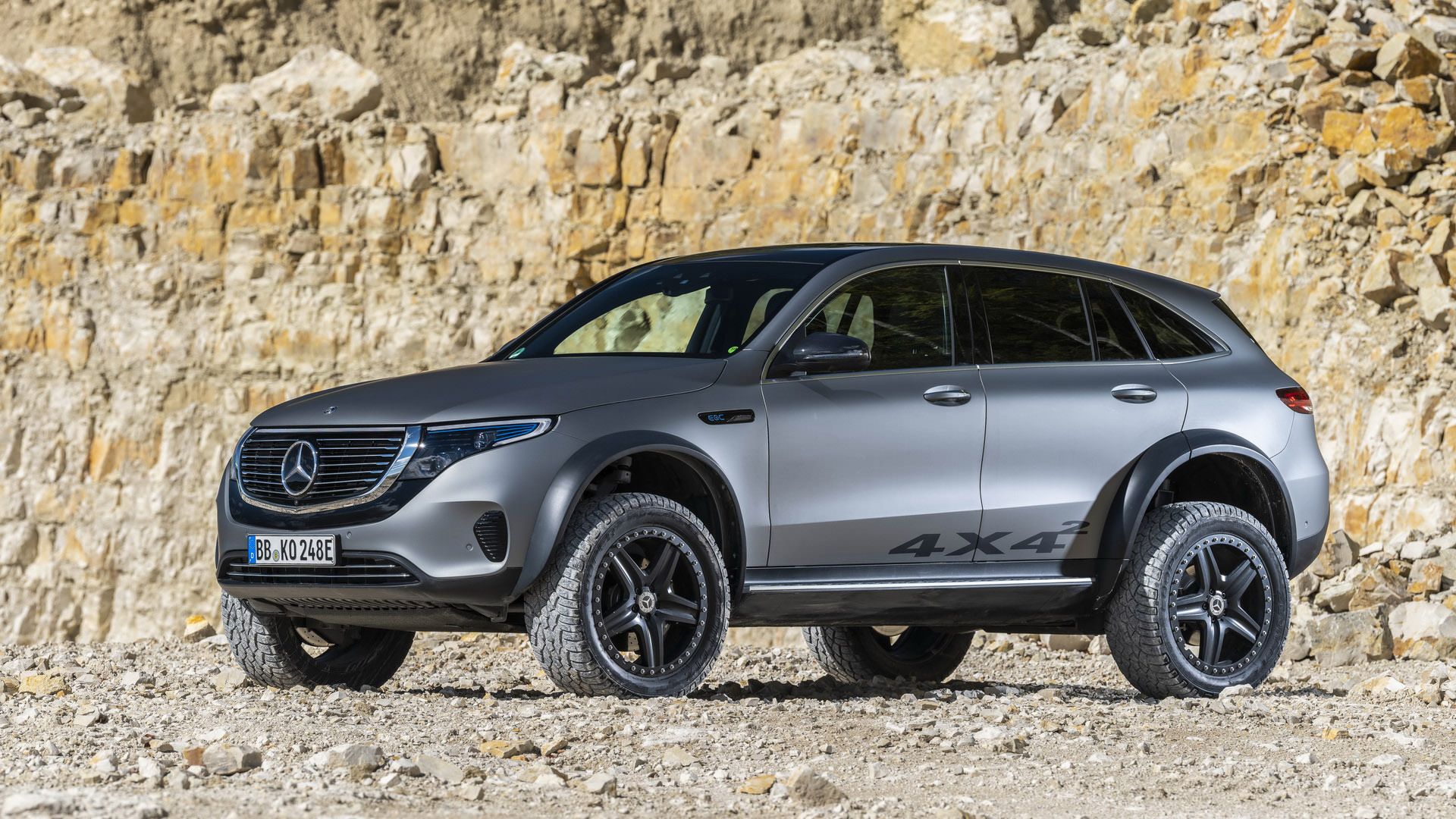 نمای سه چهارم خودروی مفهومی و شاسی بلند برقی مرسدس بنز / Mercedes-Benz EQC 4×4² نقره ای رنگ با منظره کوه