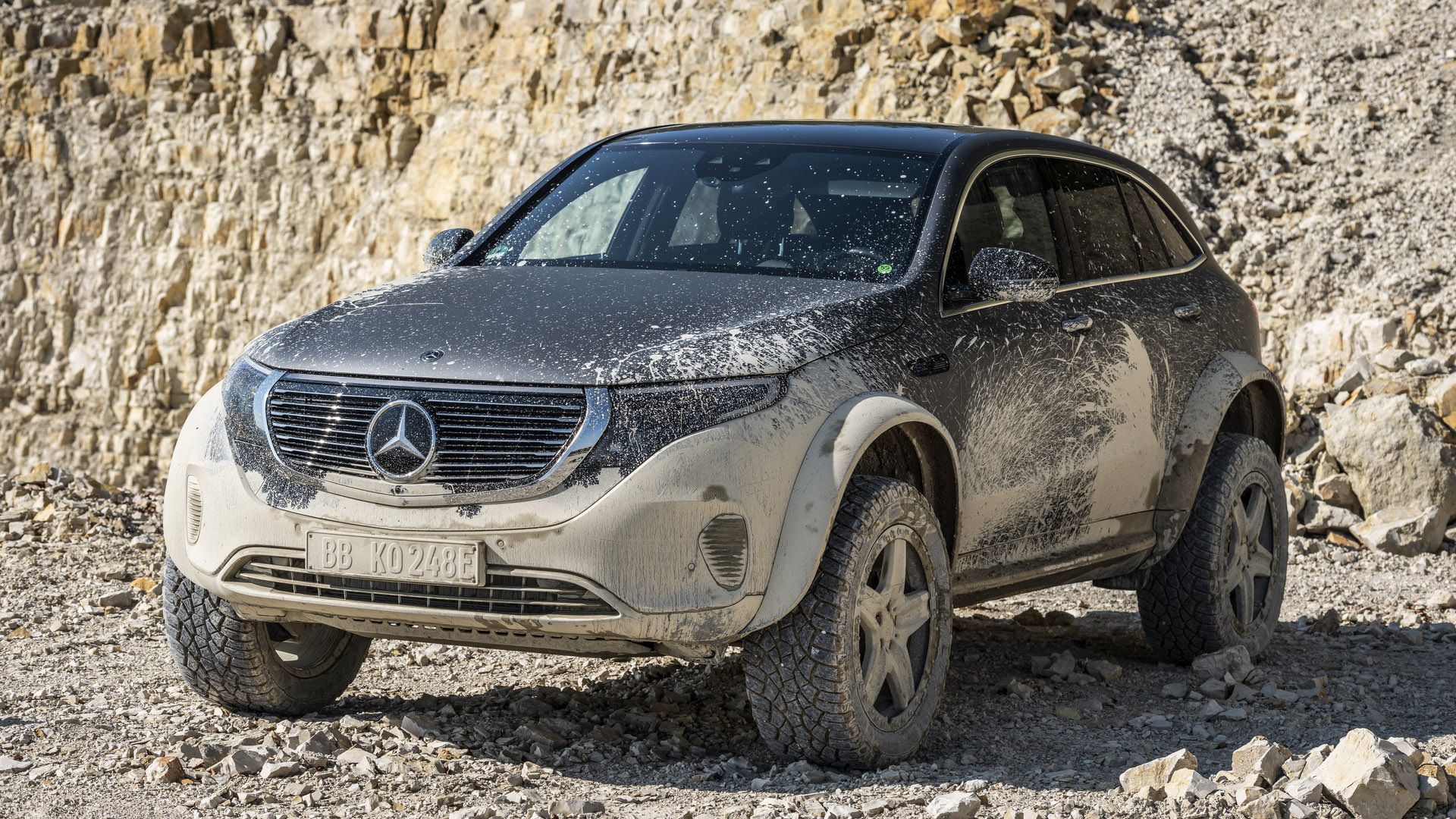 نمای سه چهارم جلو خودروی مفهومی و شاسی بلند برقی مرسدس بنز / Mercedes-Benz EQC 4×4² نقره ای رنگ در مسیر کوهستان