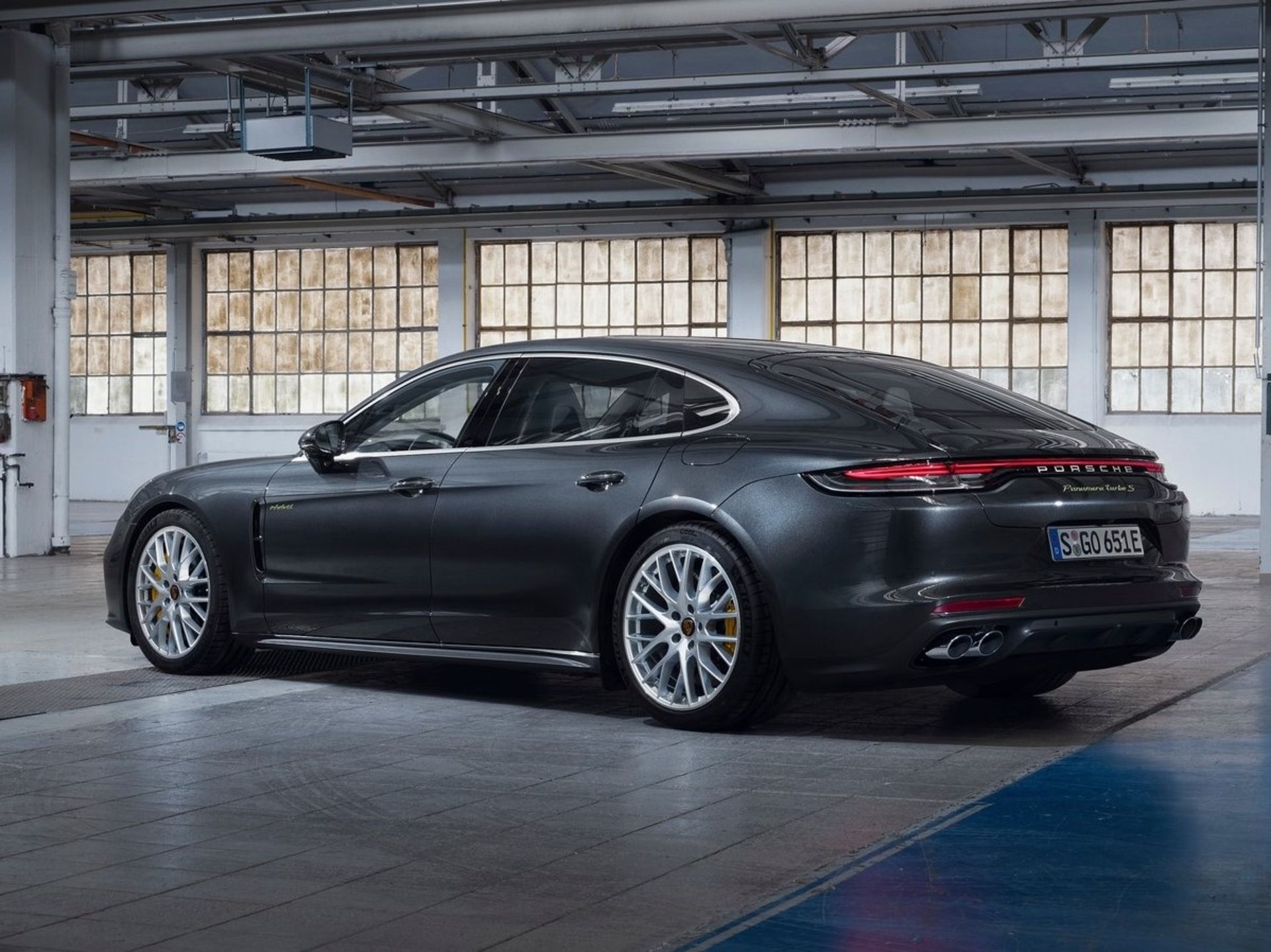 Porsche Panamera Turbo S E-Hybrid پورشه پانامرا پلاگین هیبرید