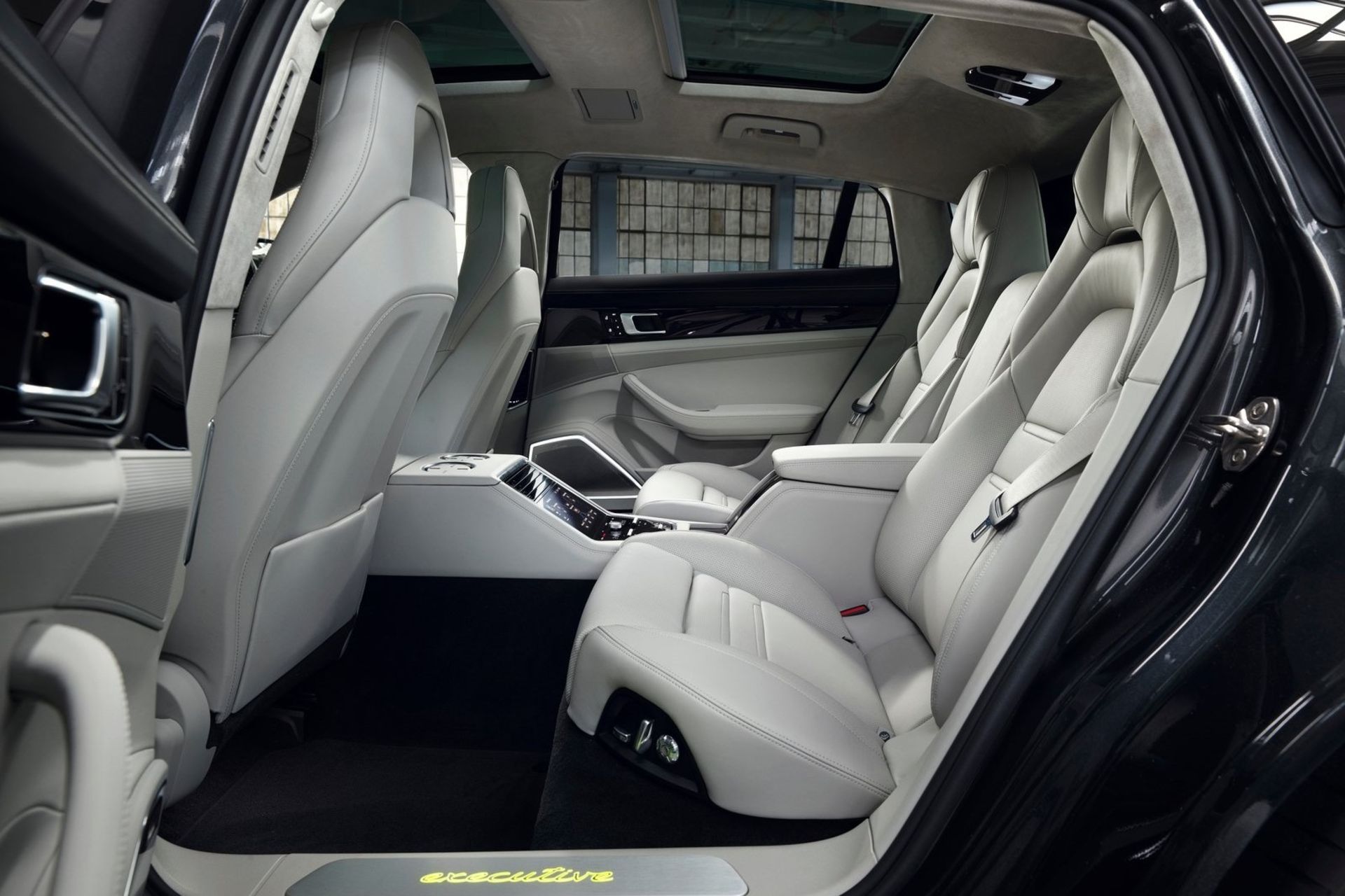 Porsche Panamera Turbo S E-Hybrid پورشه پانامرا پلاگین هیبرید