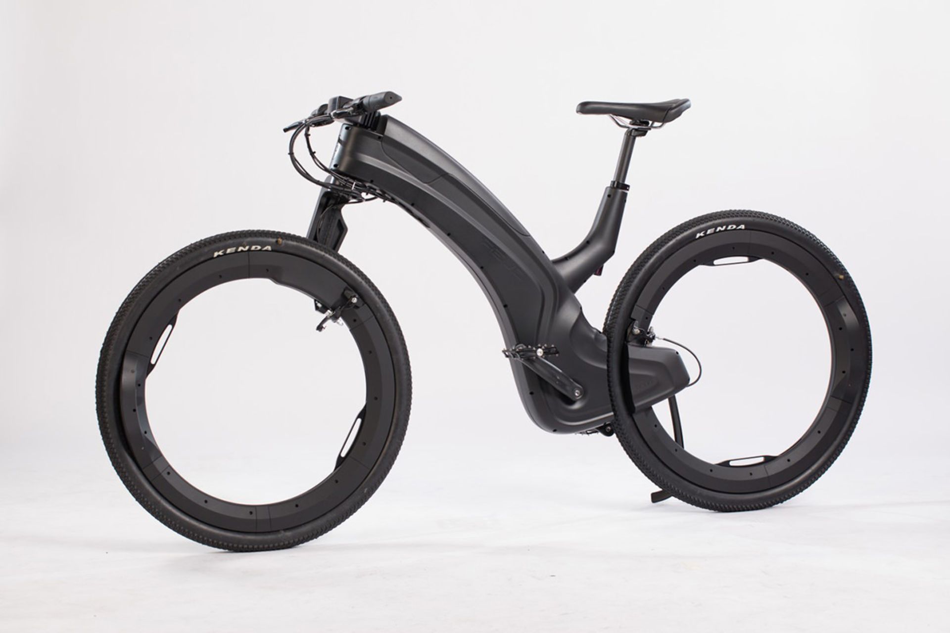 نمای جانبی دوچرخه برقی بدون توپی ریوو / Hubless Reevo ebike سیاه رنگ