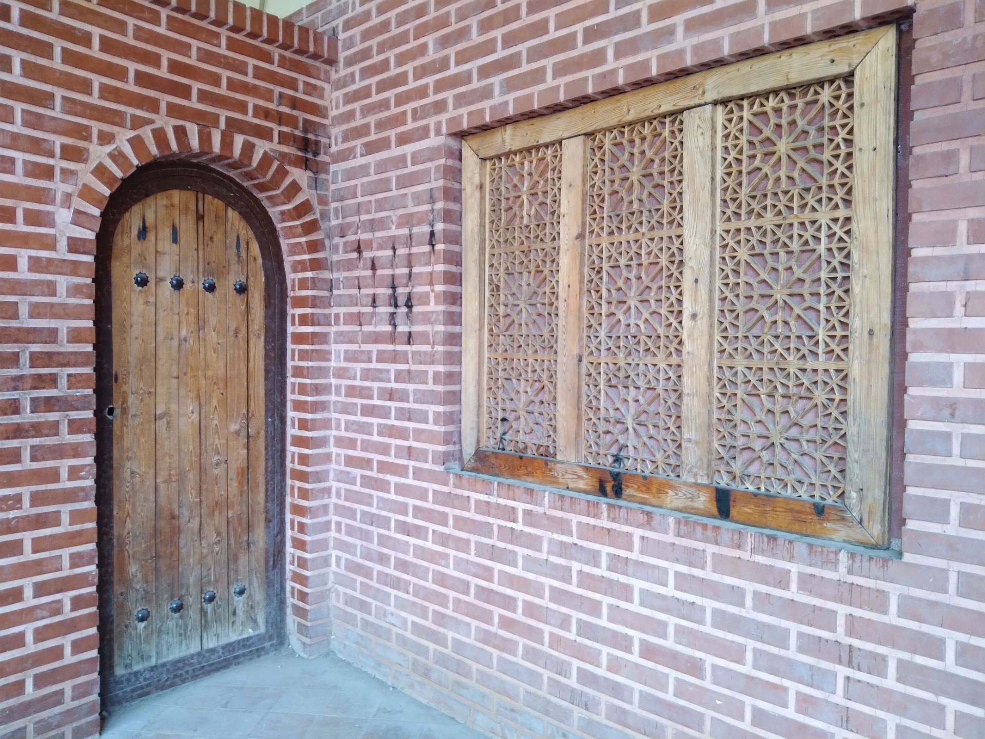 نمونه تصویر دوربین اصلی گلکسی A11 - ساختمان قدیمی در روز