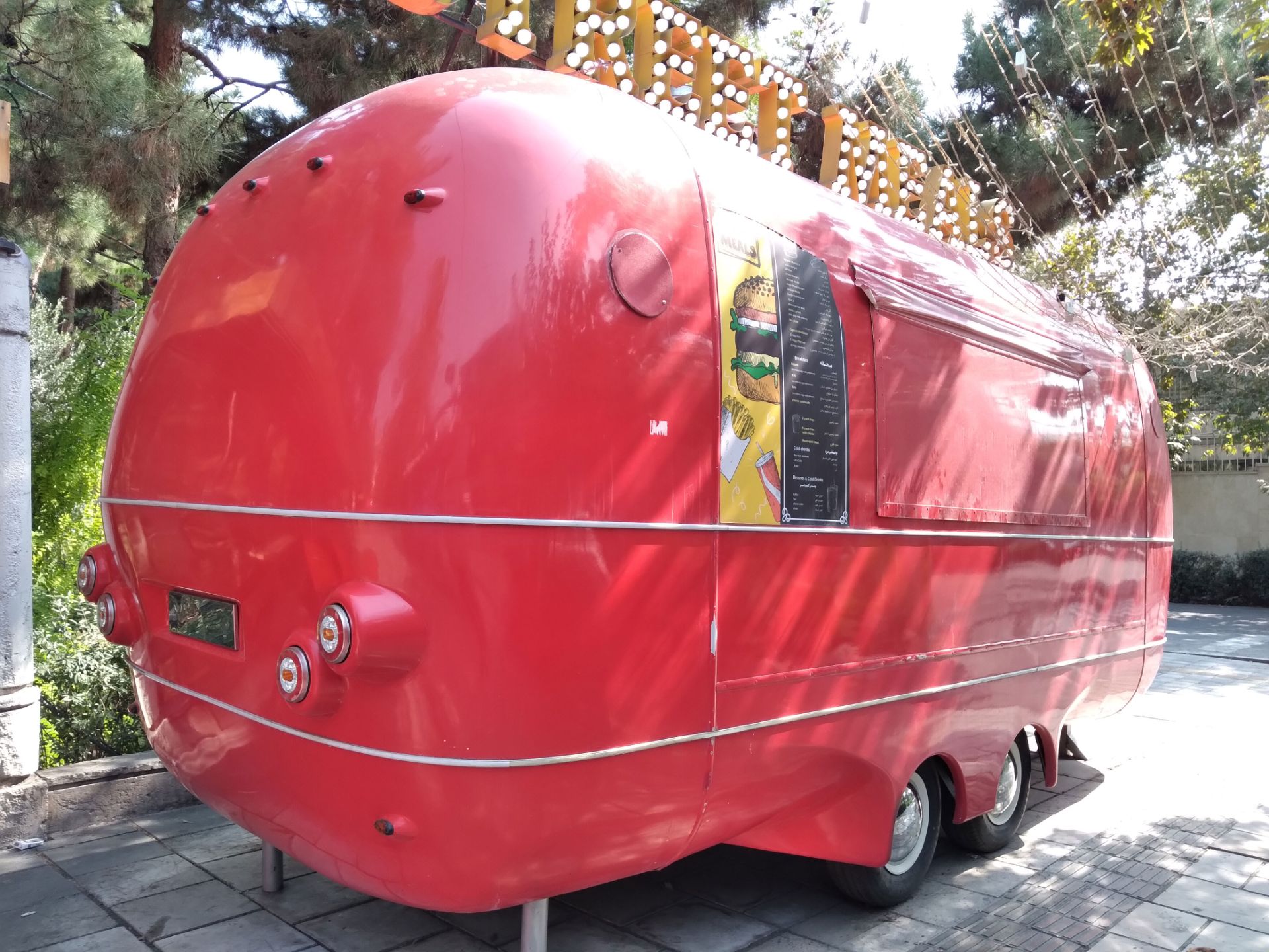 نمونه تصویر دوربین اصلی گلکسی A11 - ون قرمز در روز