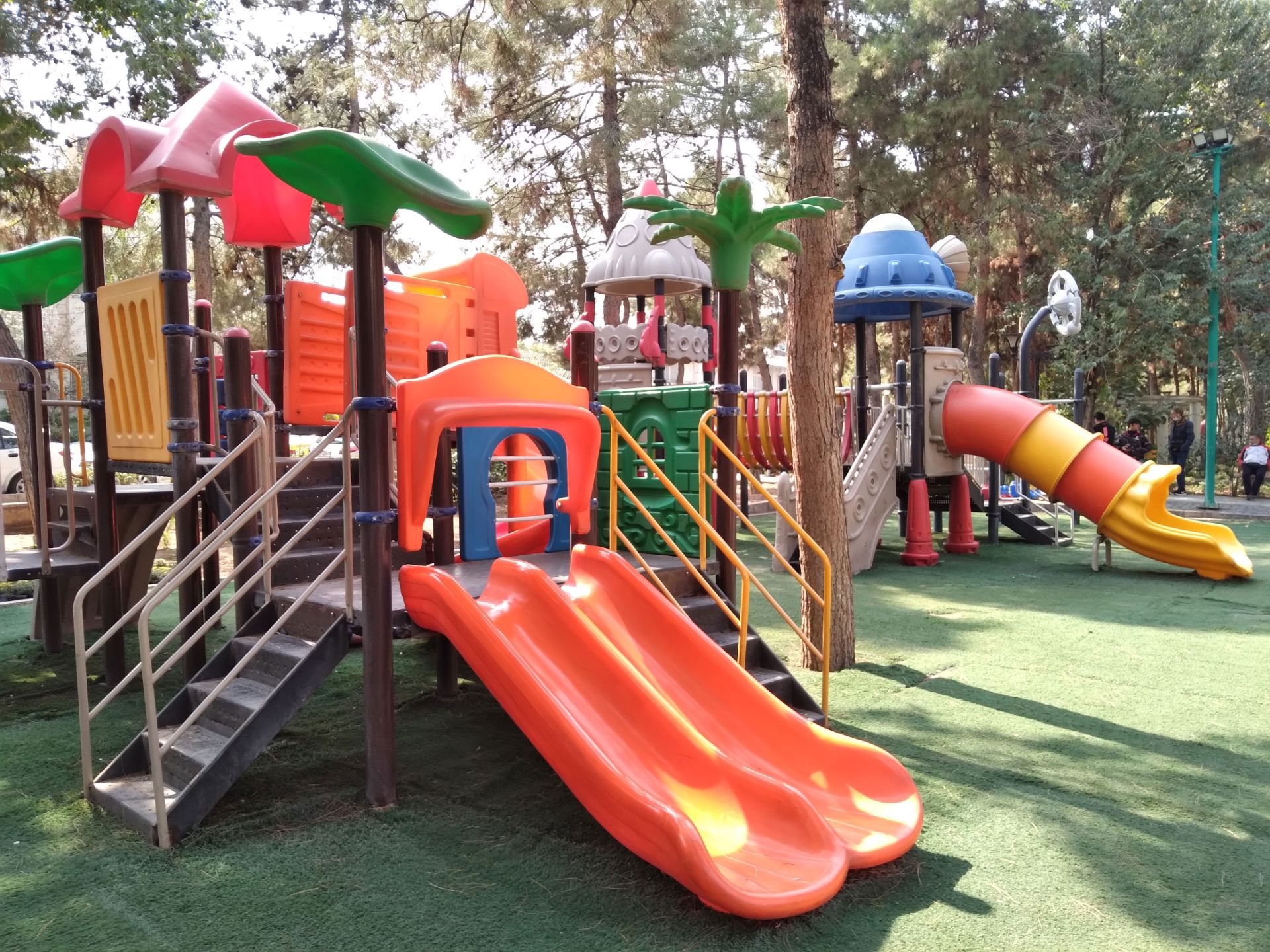 نمونه تصویر دوربین اصلی گلکسی A11 - پارک و سرسره در روز