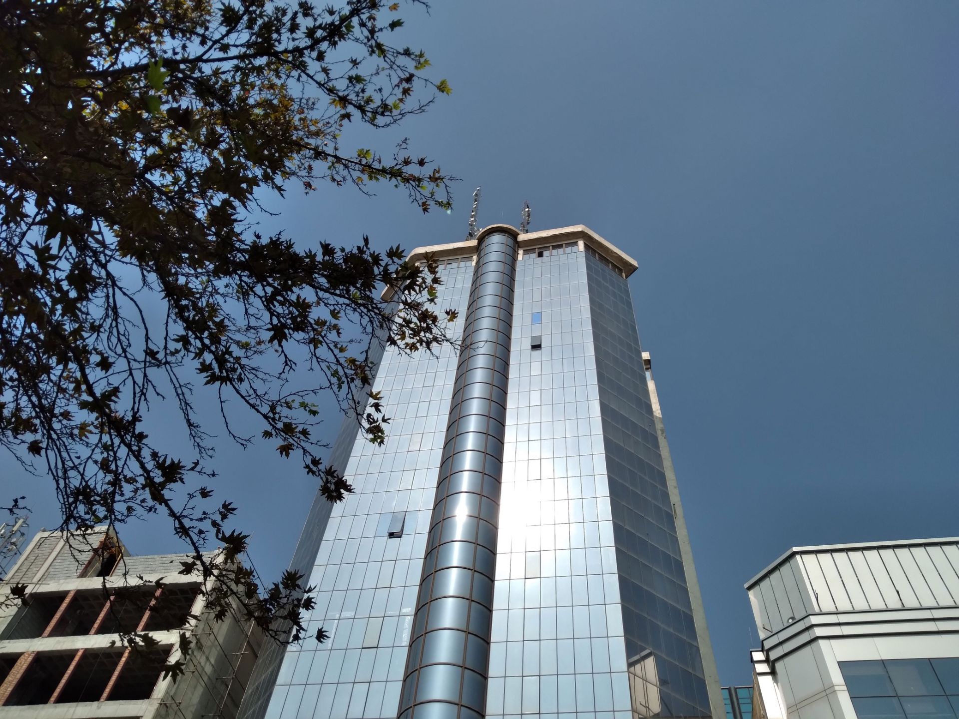 نمونه تصویر دوربین اصلی گلکسی A11 - نمای برج شیشه‌ای در روز