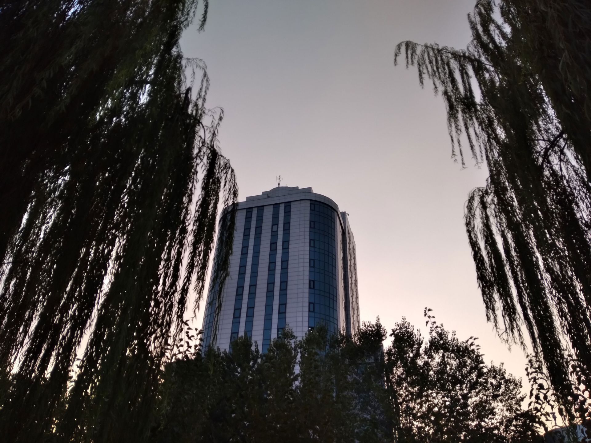 نمونه تصویر دوربین اصلی گلکسی A11 - نمای برج از دور در روز