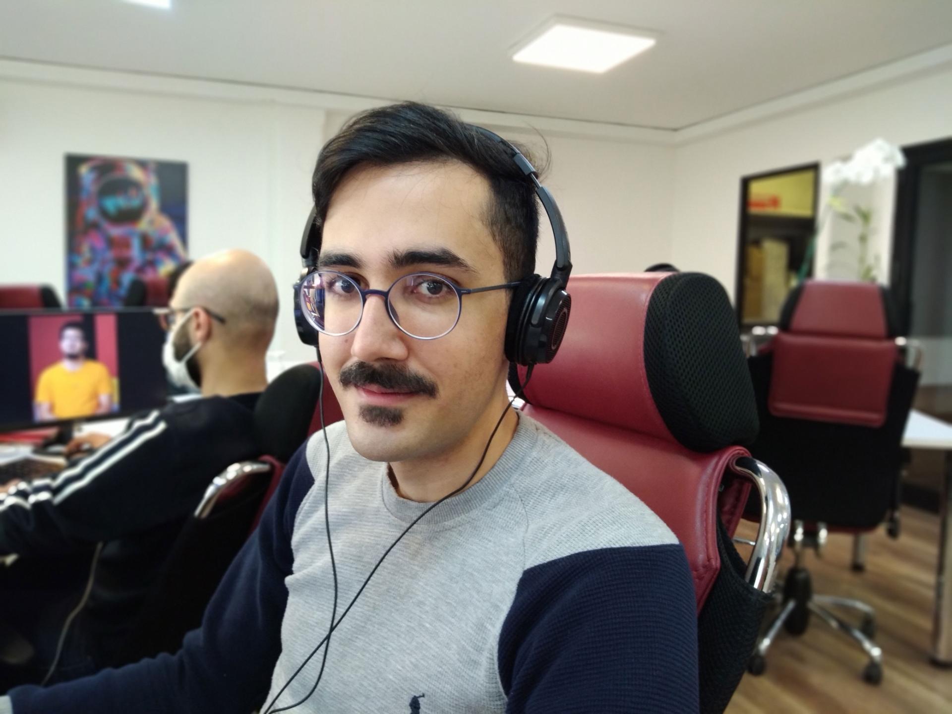 نمونه تصویر دوربین گلکسی A11 - تصویر پرتره در دفتر زومیت