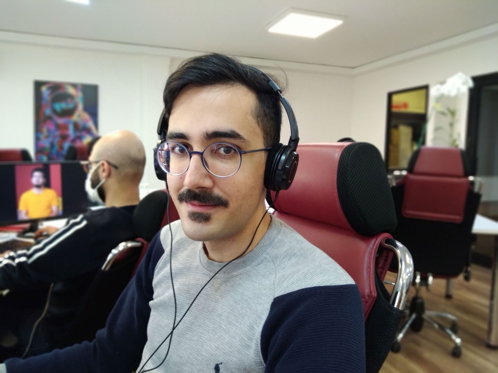 نمونه تصویر دوربین گلکسی A11 - تصویر پرتره در دفتر زومیت