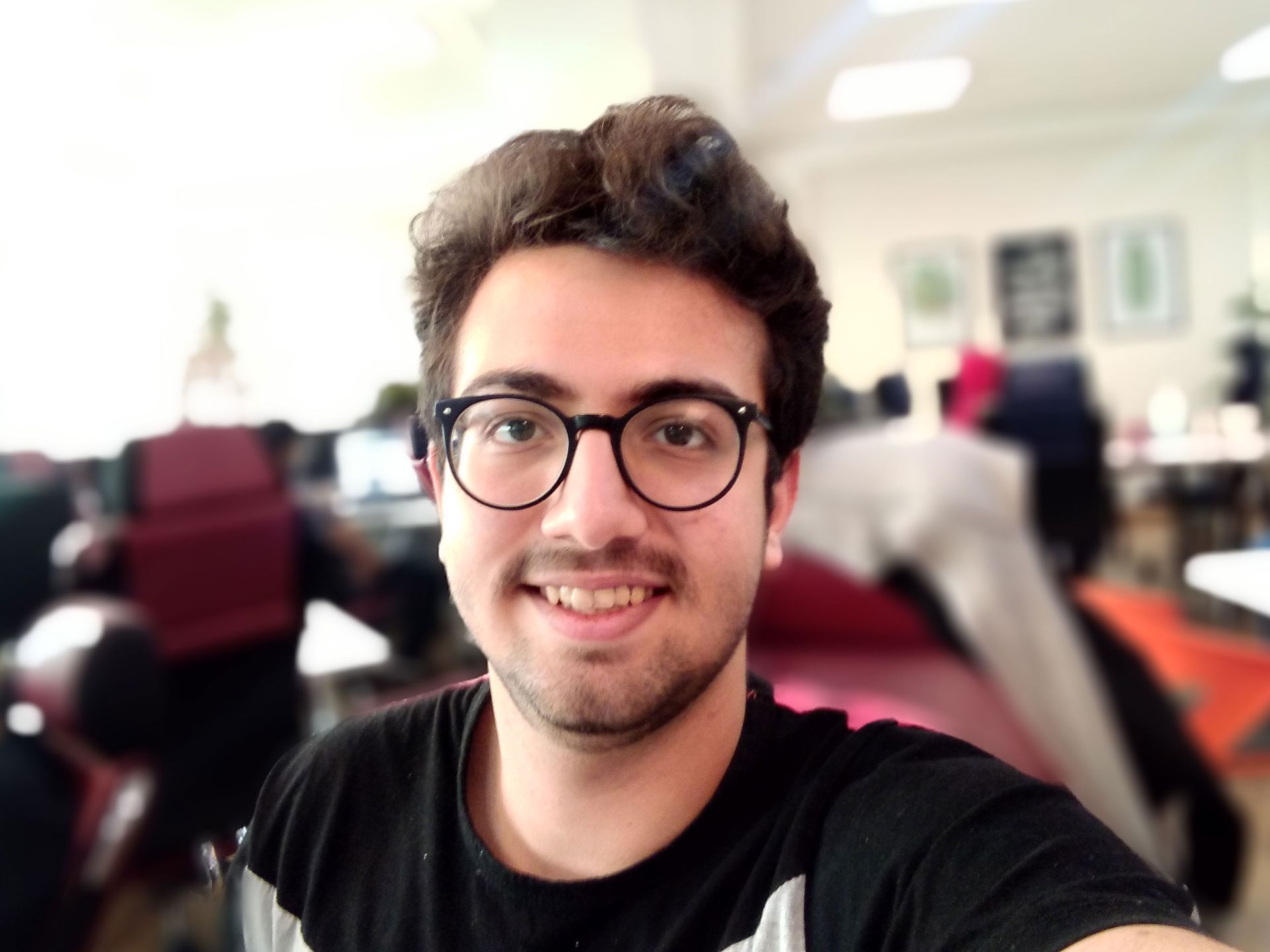 نمونه تصویر دوربین گلکسی A11 - تصویر سلفی در دفتر زومیت