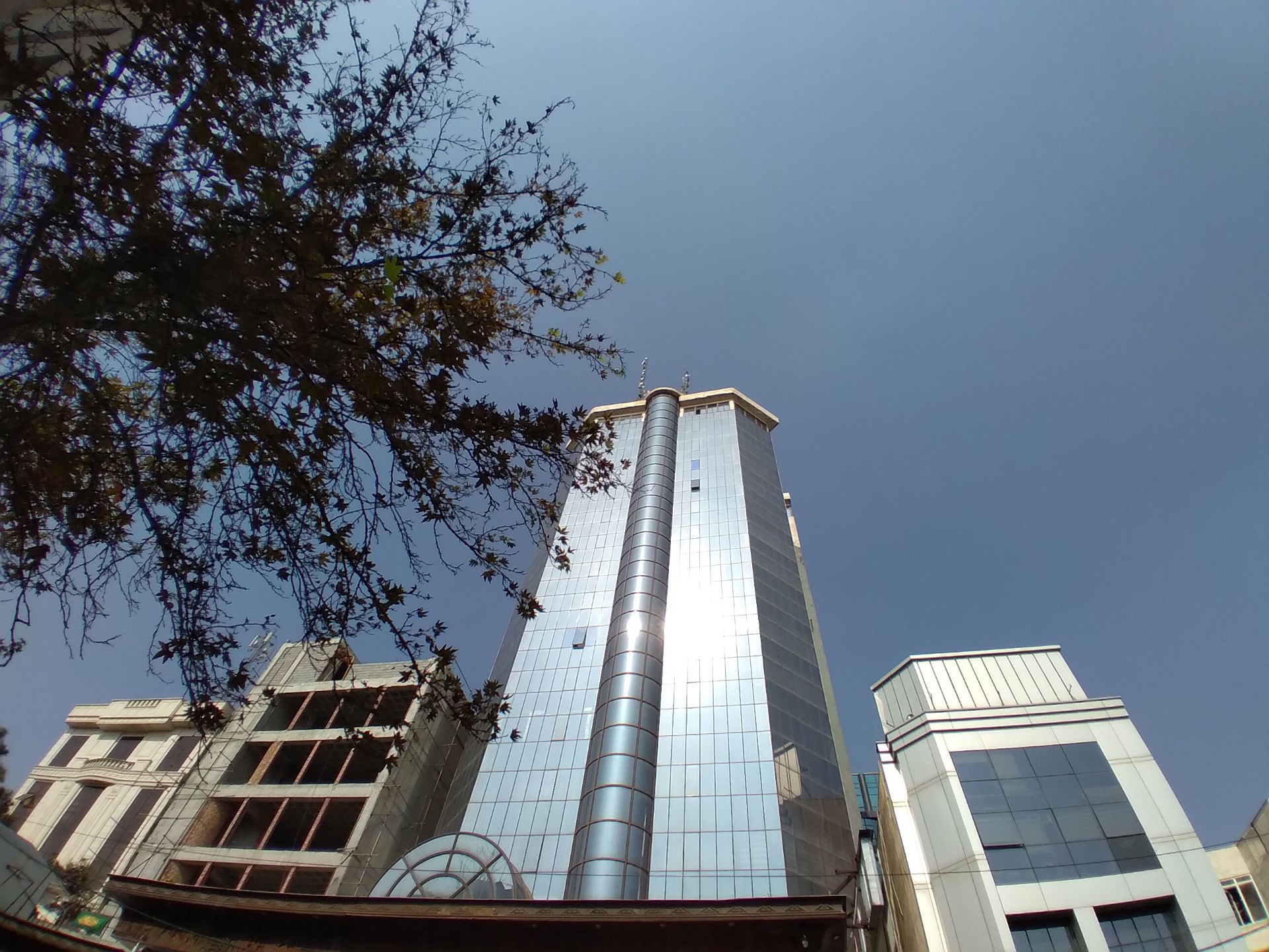 نمونه تصویر دوربین اولتراواید گلکسی A11 - نمای برج شیشه‌ای در روز