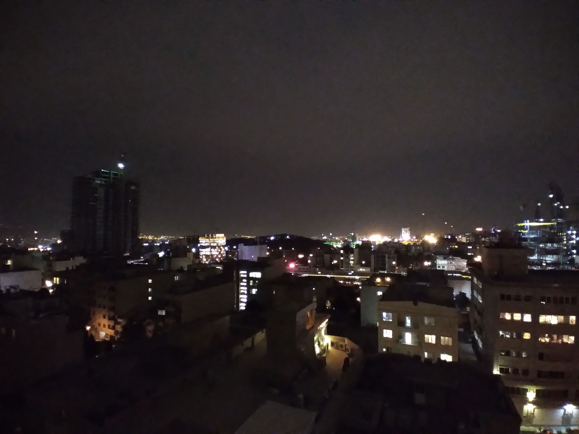 نمونه تصویر دوربین اولتراواید گلکسی A11 - نمای شهر تهران در شب