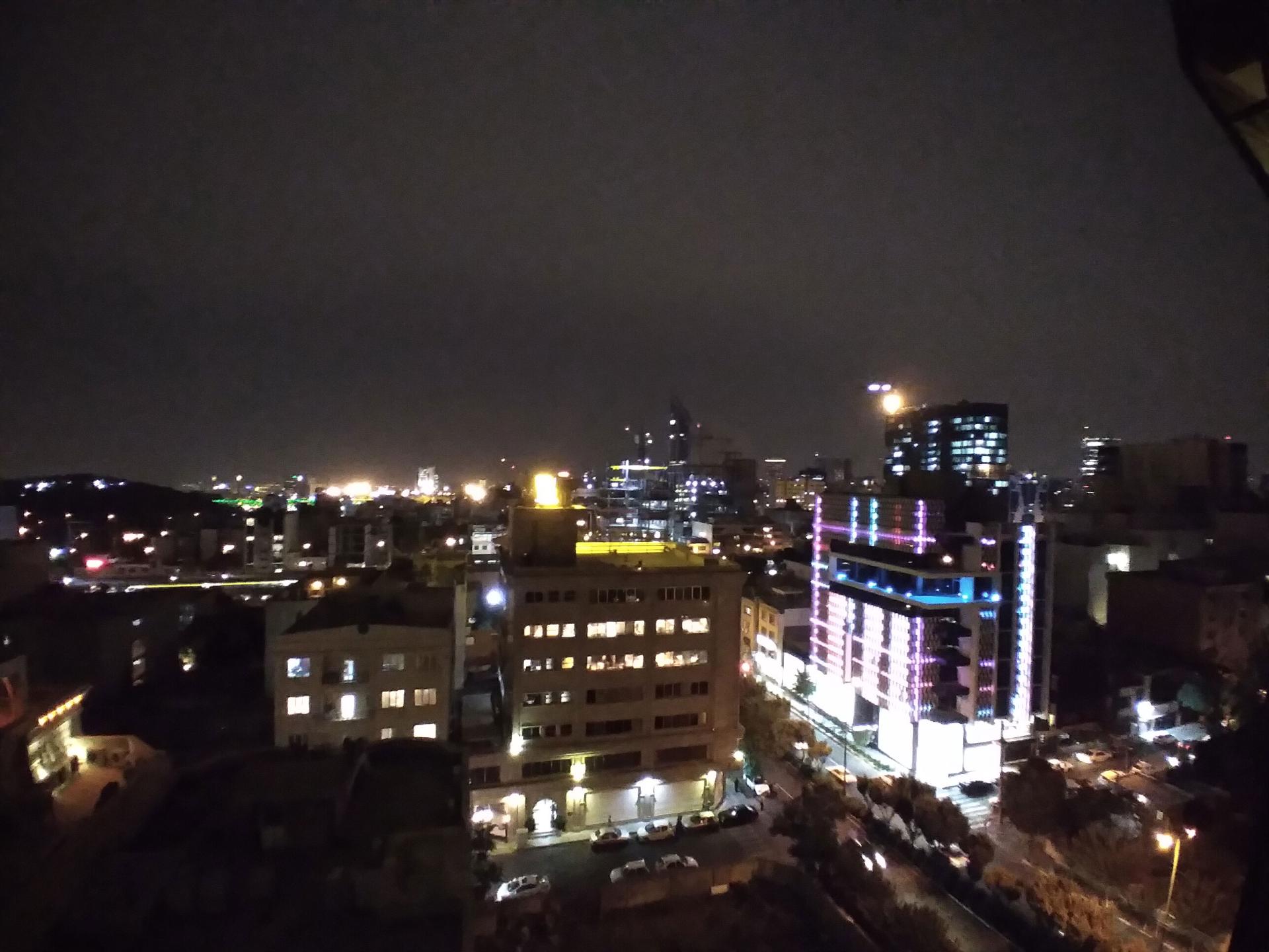 نمونه تصویر دوربین اولتراواید گلکسی A11 - نمای خیابان جردن در شب