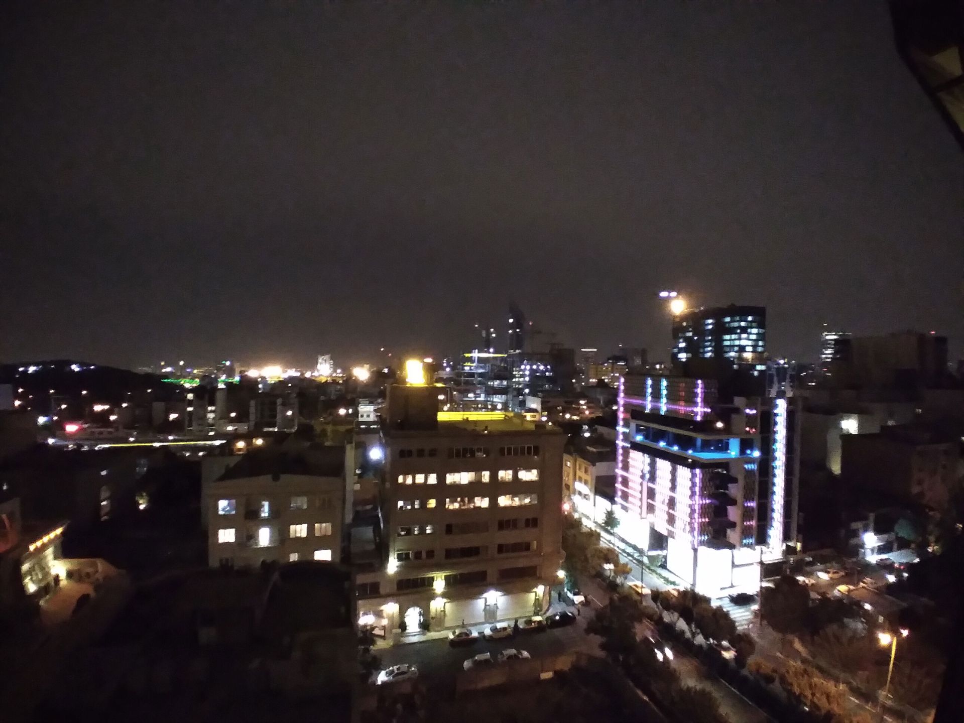 نمونه تصویر دوربین اولتراواید گلکسی A11 - نمای خیابان جردن در شب