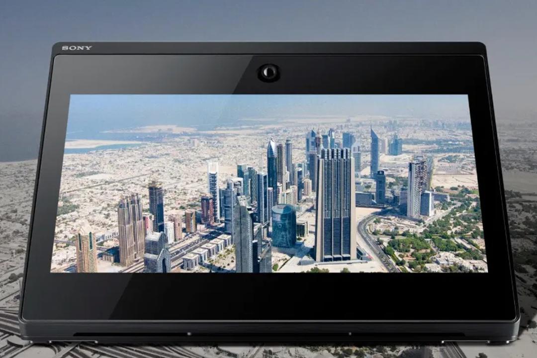 نمایشگر سه بعدی سونی SR Display درحال نمایش شهر ساختمان بلند آسمان آبی