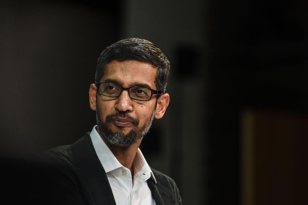 سوندار پیچای / Sundar Pichai مدیرعامل گوگل با عینک کت شلوار خوشحال