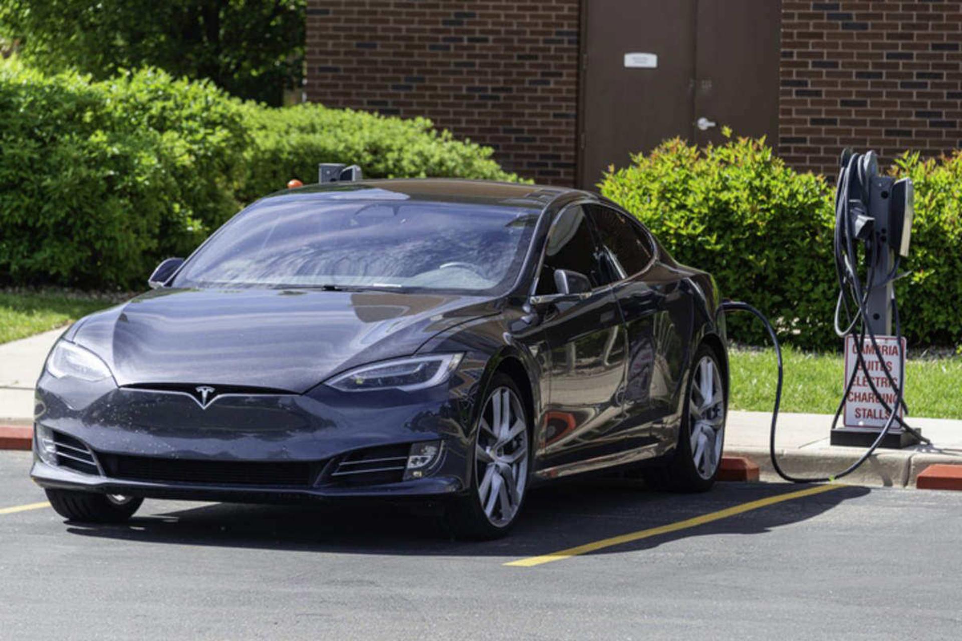 خودروی الکتریکی / electric car تسلا / tesla در حال شارژ شدن