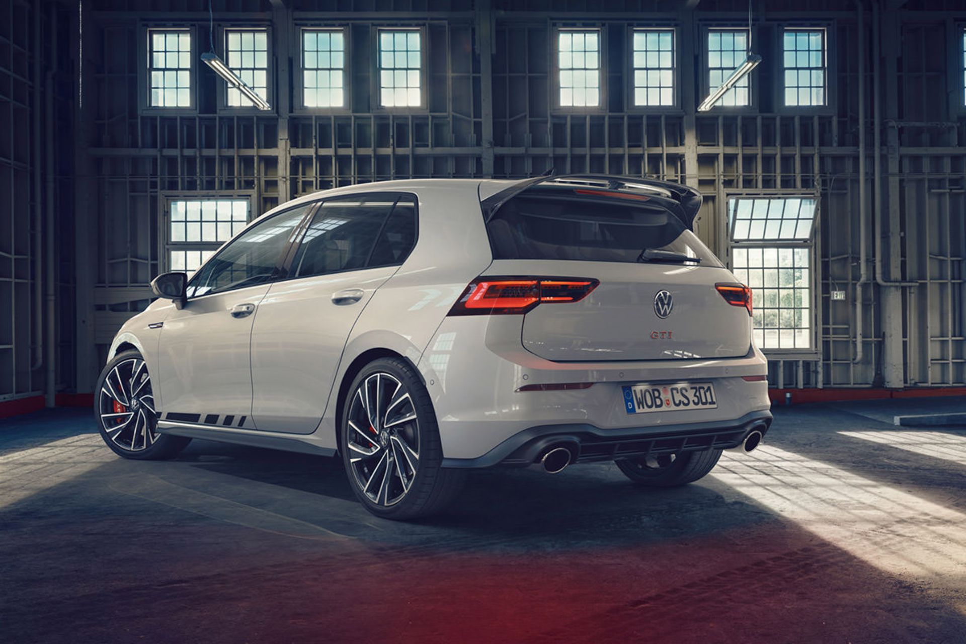 نمای عقب هاچ بک / Hatchback فولکس واگن گلف جی تی آی کلاب اسپرت / 2021 Volkswagen Golf GTI Clubsport سفید رنگ