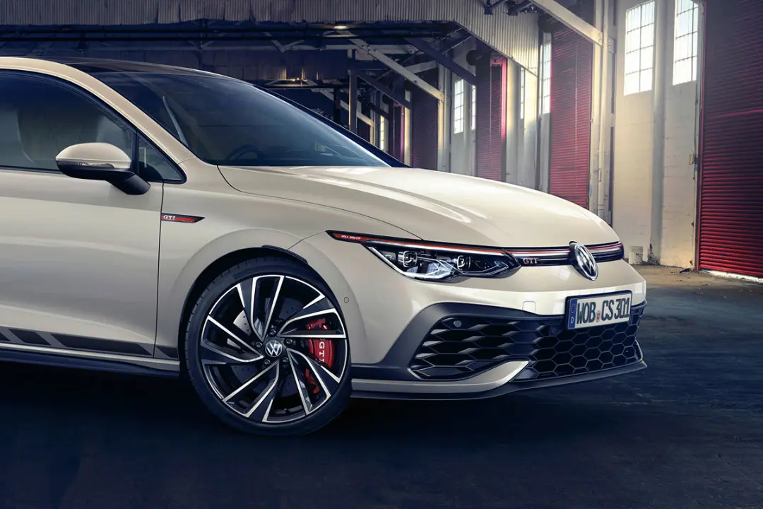 نمای جانبی هاچ بک / Hatchback فولکس واگن گلف جی تی آی کلاب اسپرت / 2021 Volkswagen Golf GTI Clubsport سفید رنگ