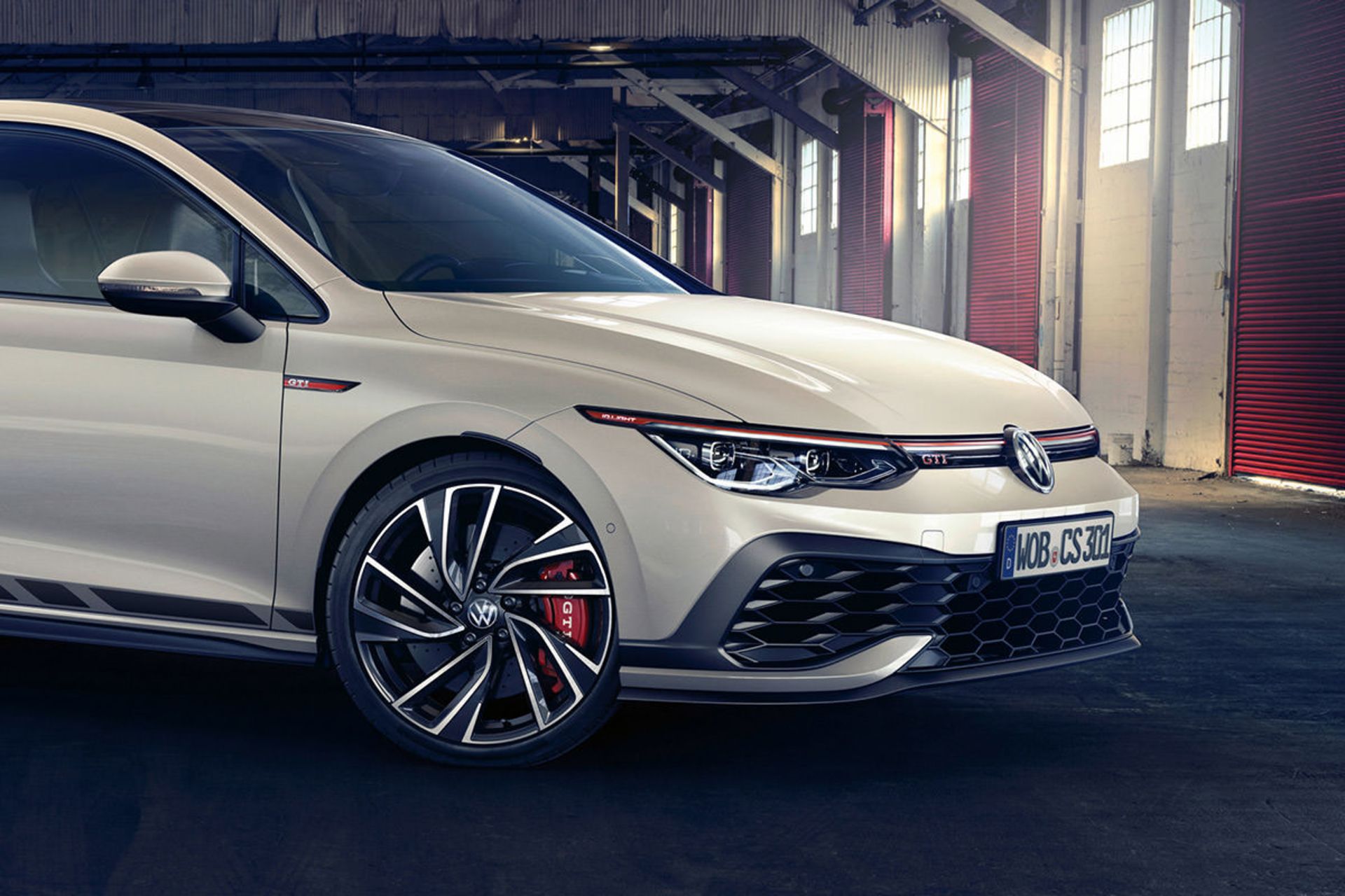 نمای جانبی هاچ بک / Hatchback فولکس واگن گلف جی تی آی کلاب اسپرت / 2021 Volkswagen Golf GTI Clubsport سفید رنگ