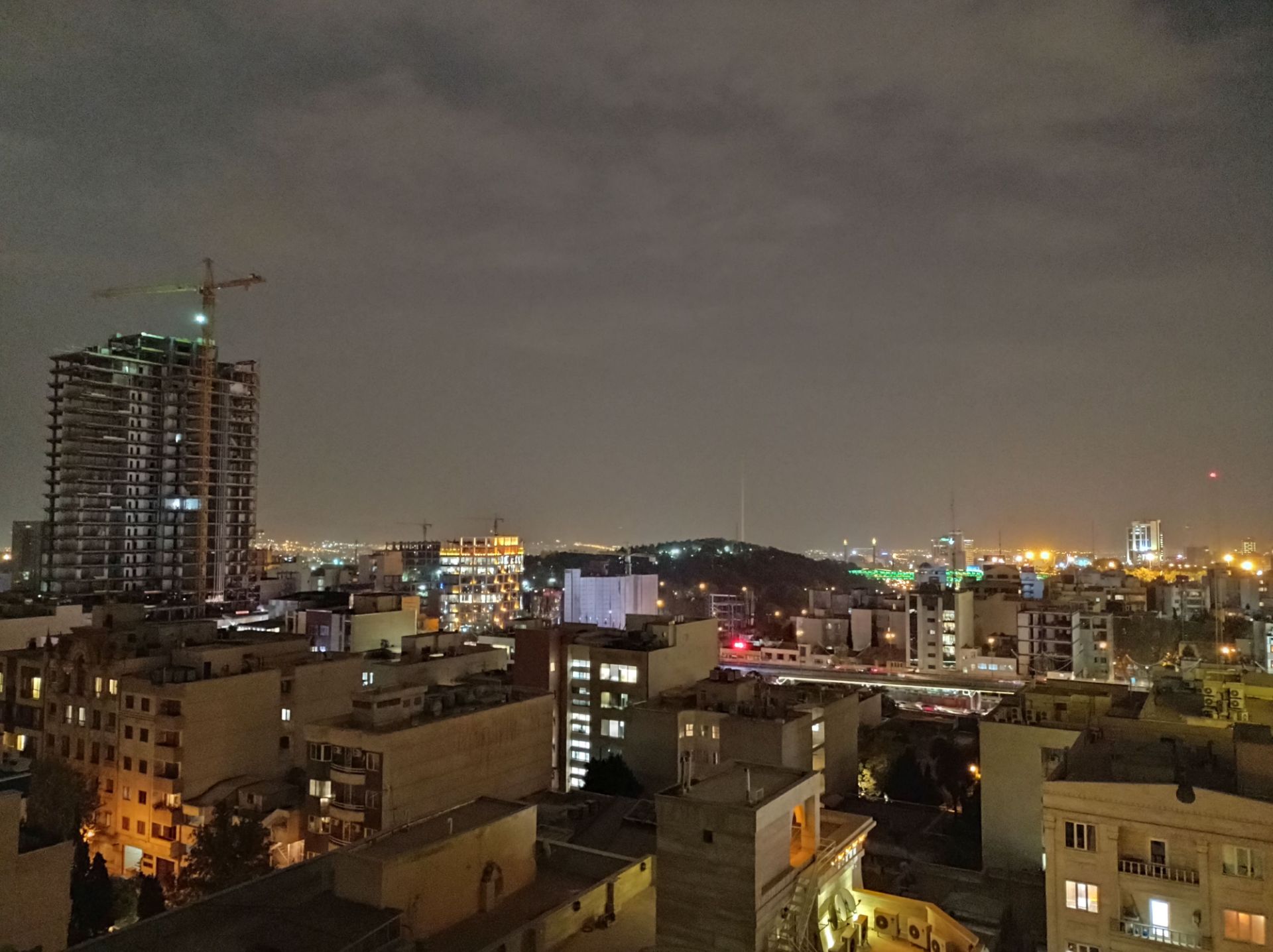 نمونه عکس 1x دوربین اصلی ردمی نوت ۹ در تاریکی - منظره تهران در شب