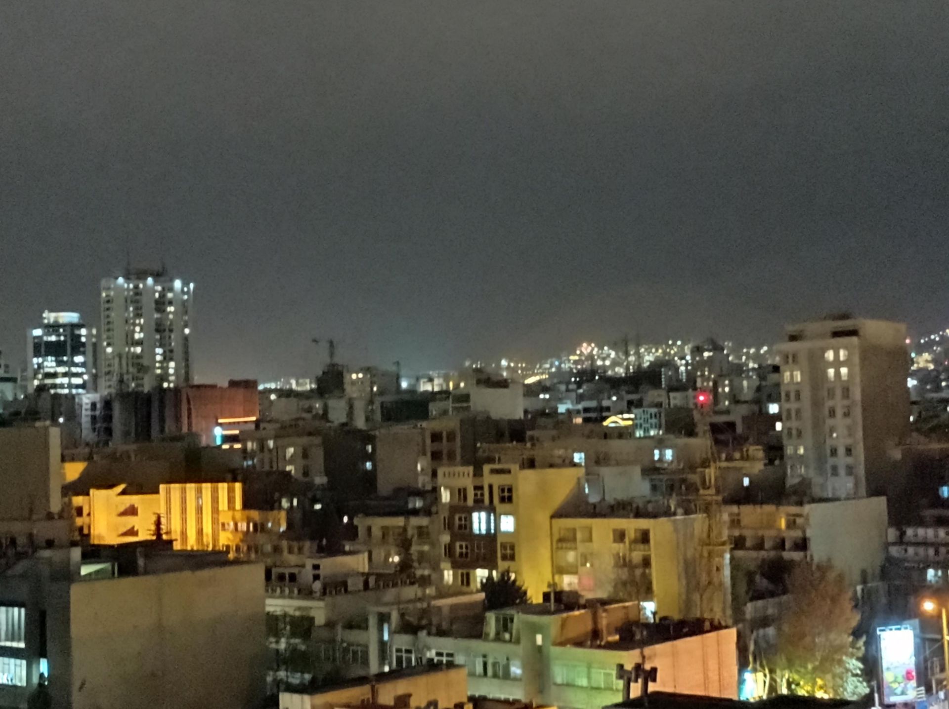 نمونه عکس 2x دوربین اصلی ردمی نوت ۹ در تاریکی - منظره تهران