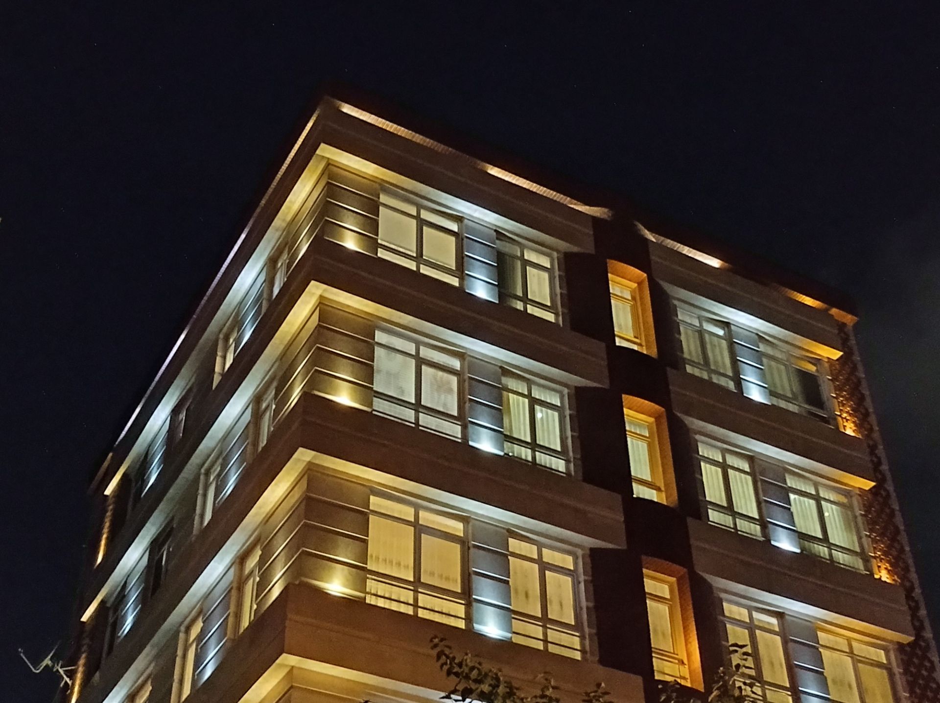 نمونه عکس 2x دوربین اصلی ردمی نوت ۹ در تاریکی - ساختمان مسکونی نارمک