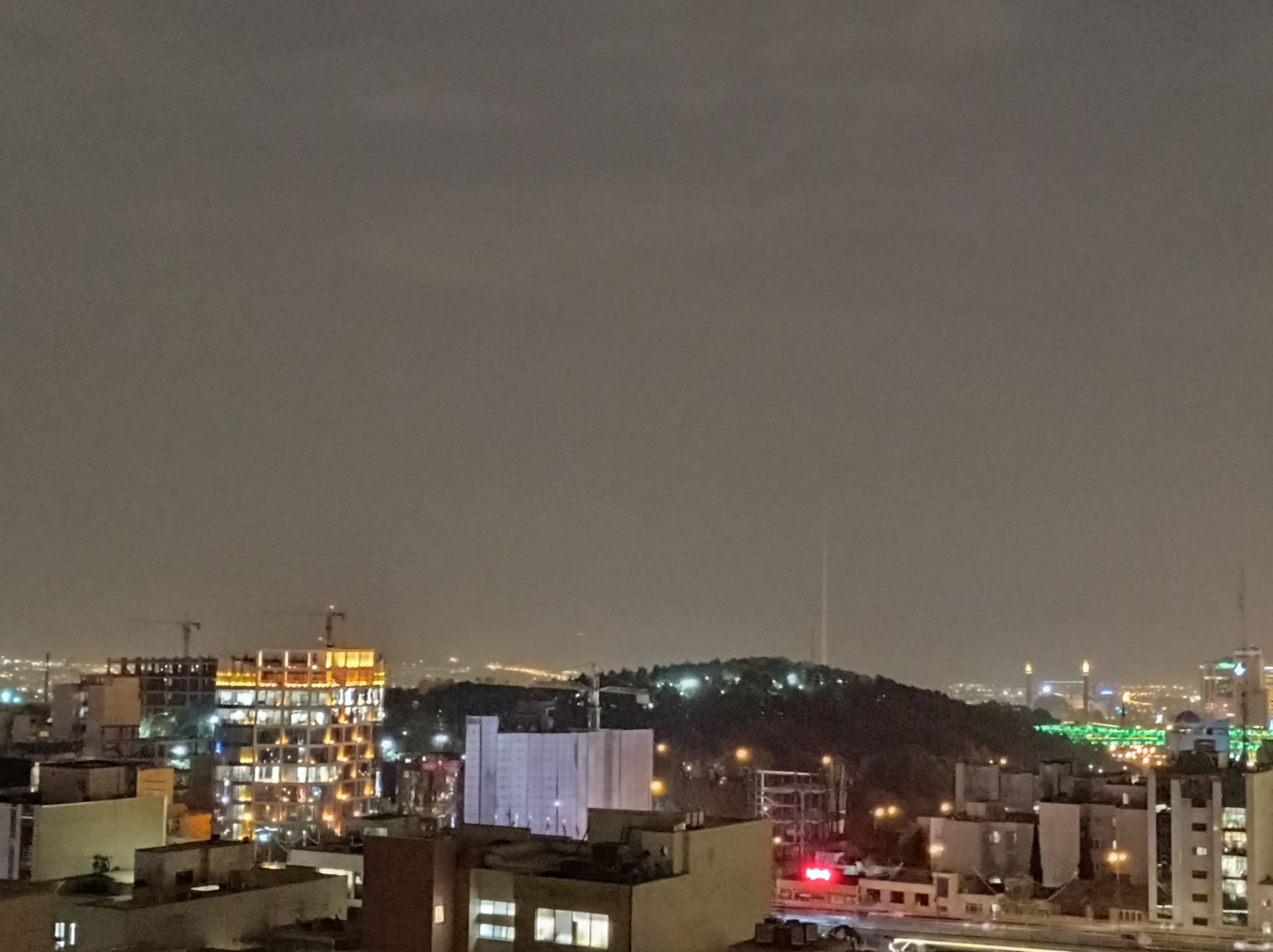 نمونه عکس 2x دوربین اصلی ردمی نوت ۹ در تاریکی - منظره تهران در شب