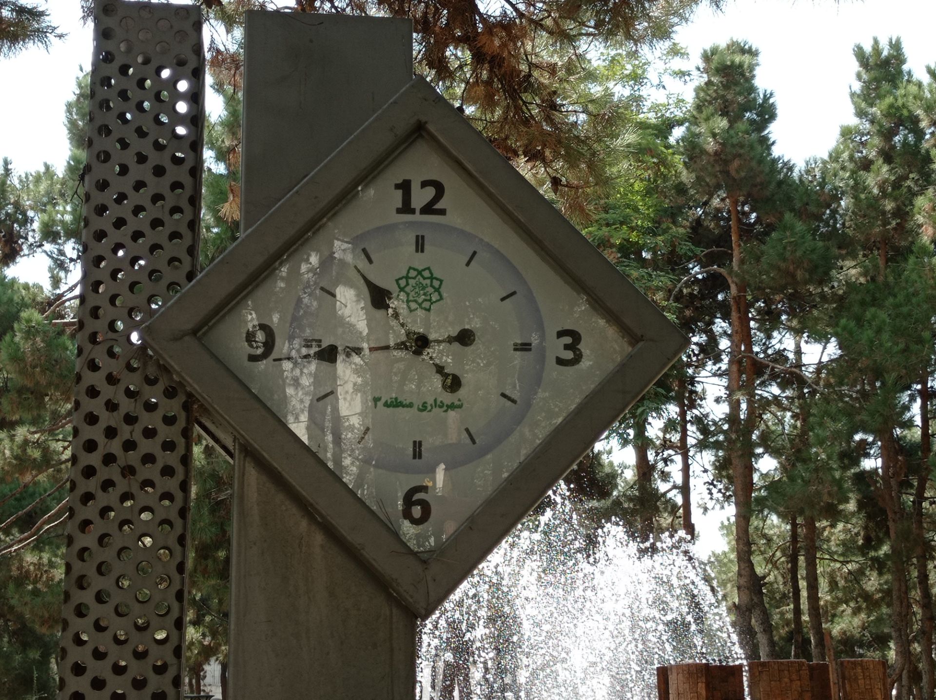 نمونه عکس 2x دوربین اصلی ردمی نوت ۹ در روشنایی - ساعت پارک صبا جردن