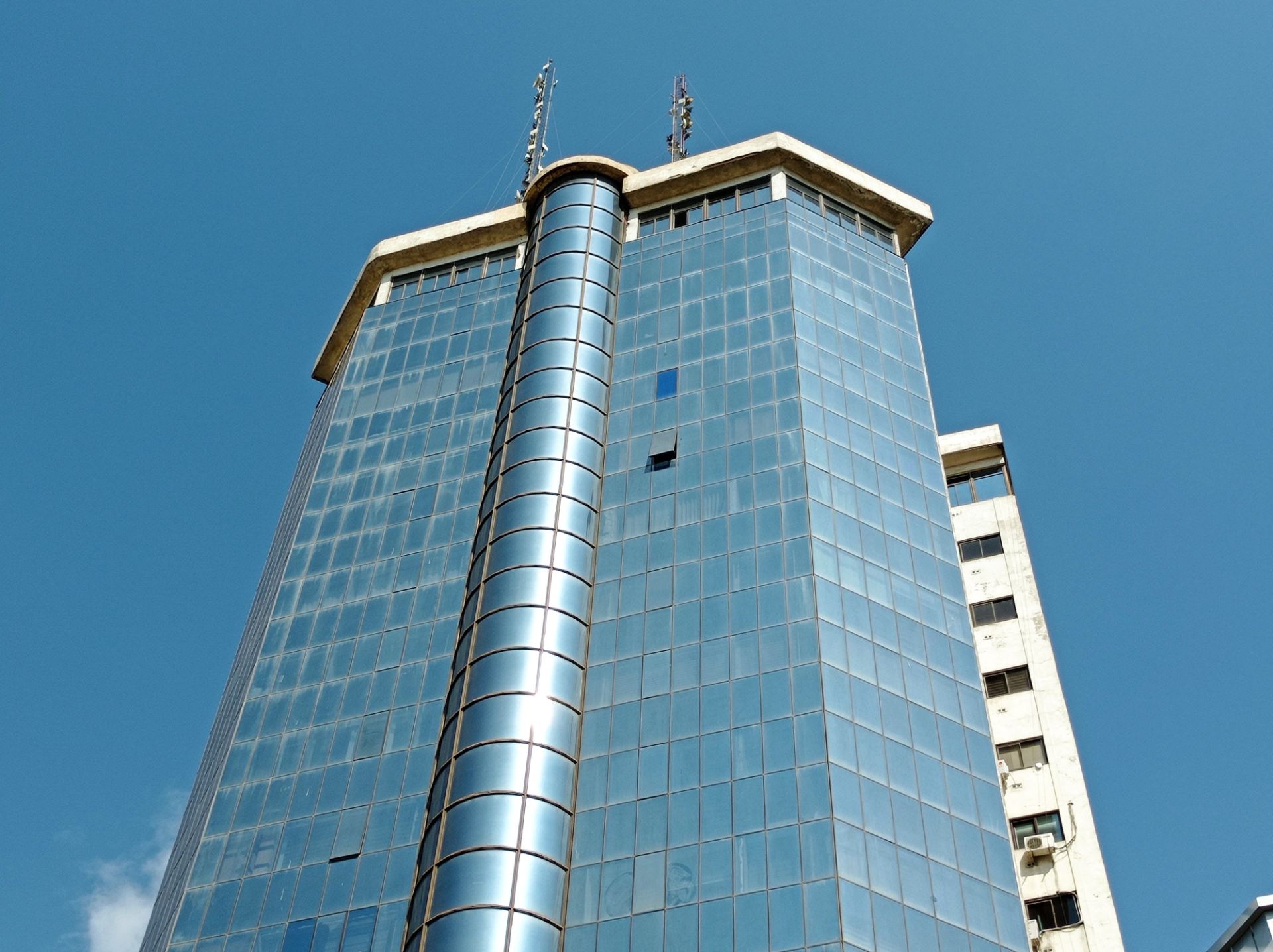 نمونه عکس 2x دوربین اصلی ردمی نوت ۹ در روشنایی - ساختمان خیابان جردن