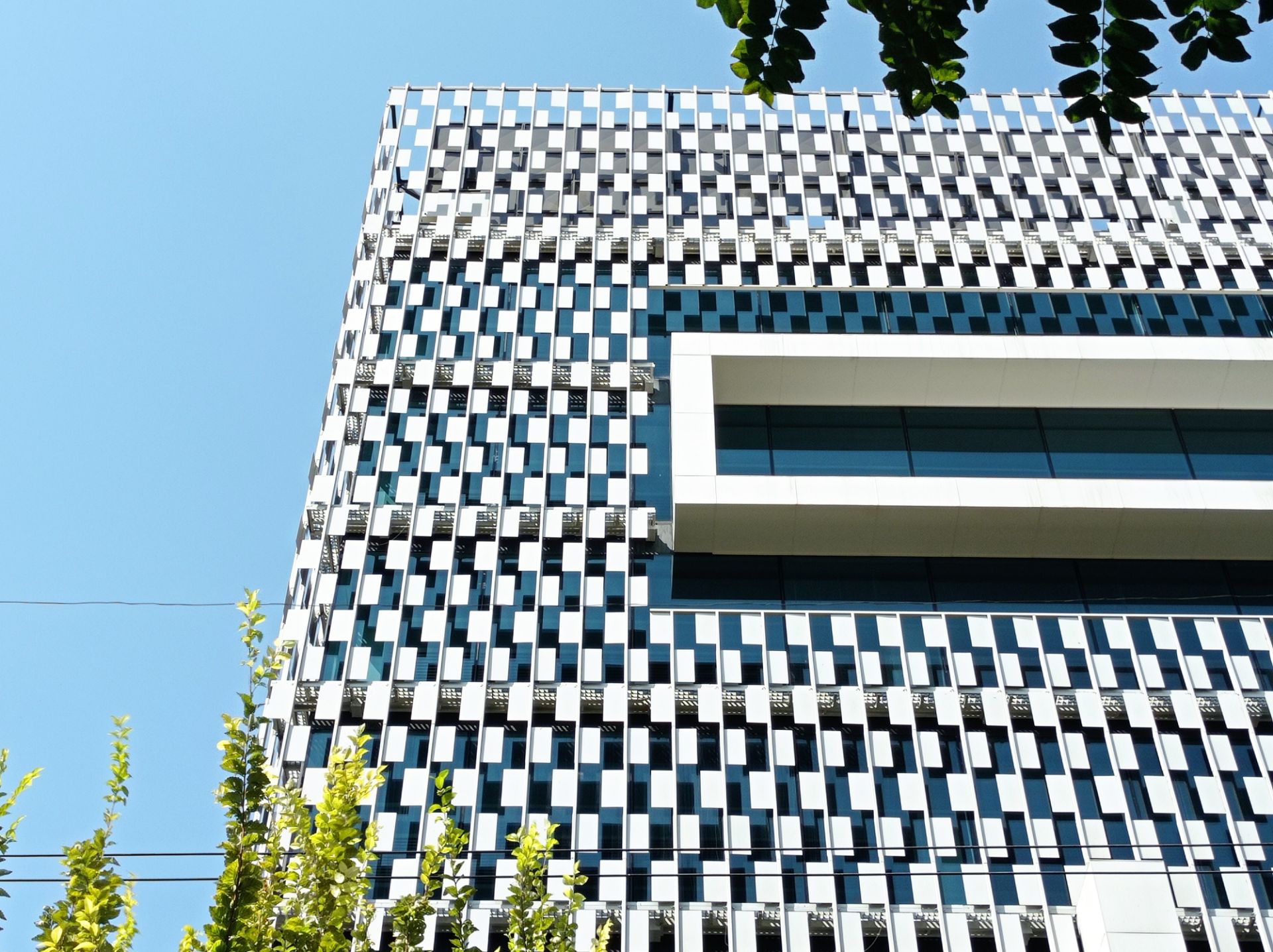 نمونه عکس 2x دوربین اصلی ردمی نوت ۹ در روشنایی - ساختمان خیابان جردن