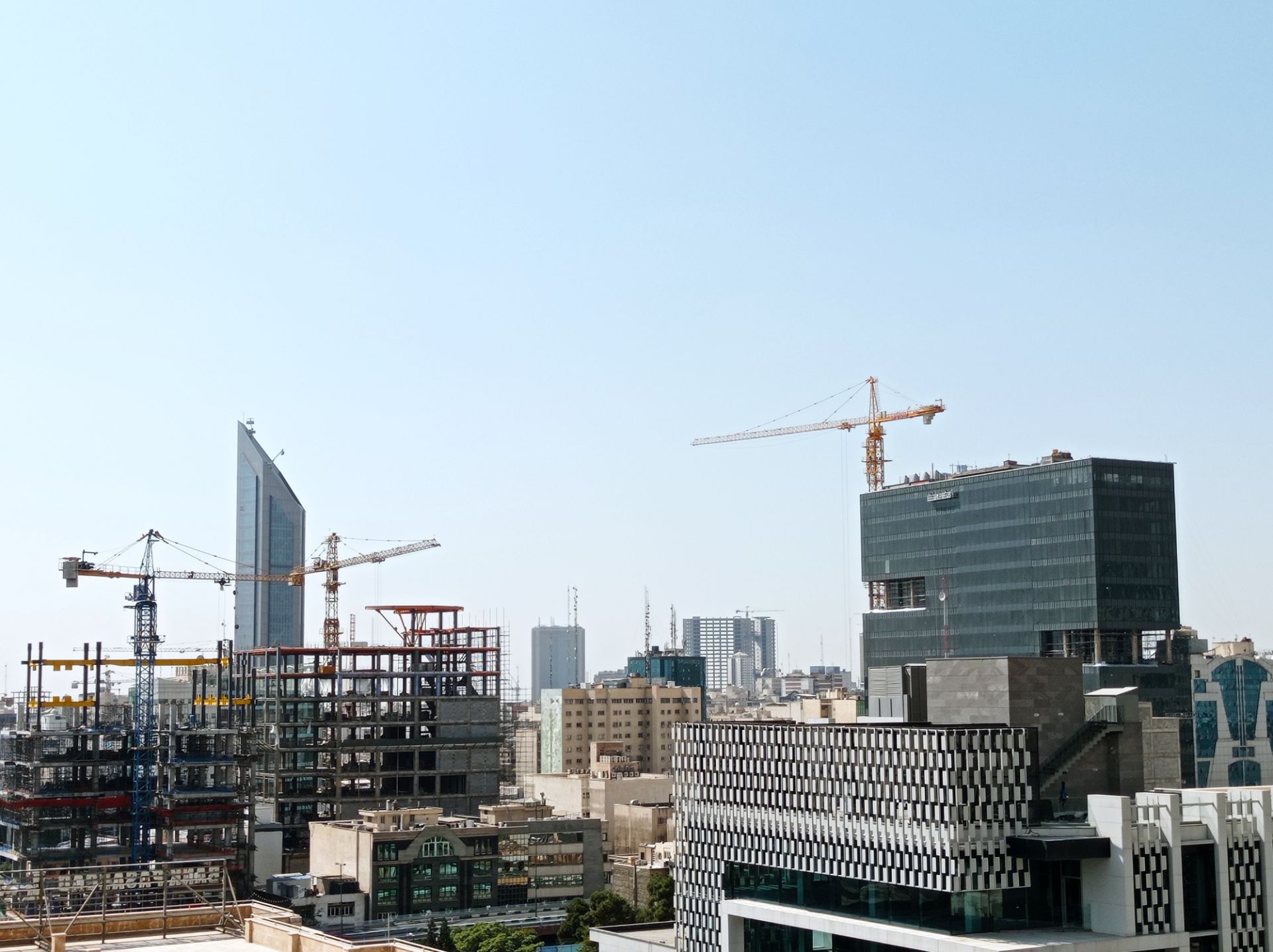 نمونه عکس 2x دوربین اصلی ردمی نوت ۹ در روشنایی - ساختمان های خیابان جردن