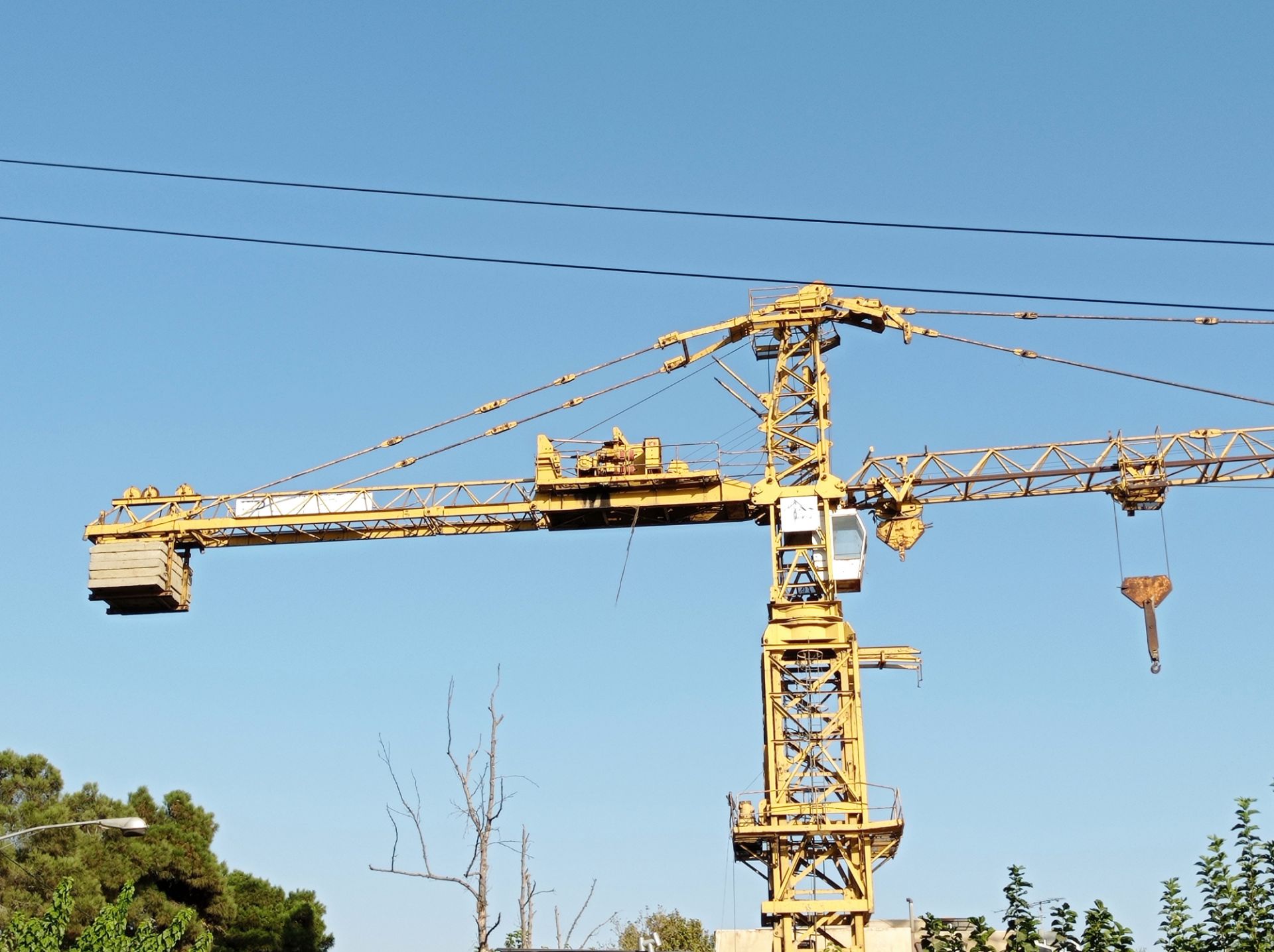 نمونه عکس 2x دوربین اصلی ردمی نوت ۹ در روشنایی - جرثقیل خیابان جردن