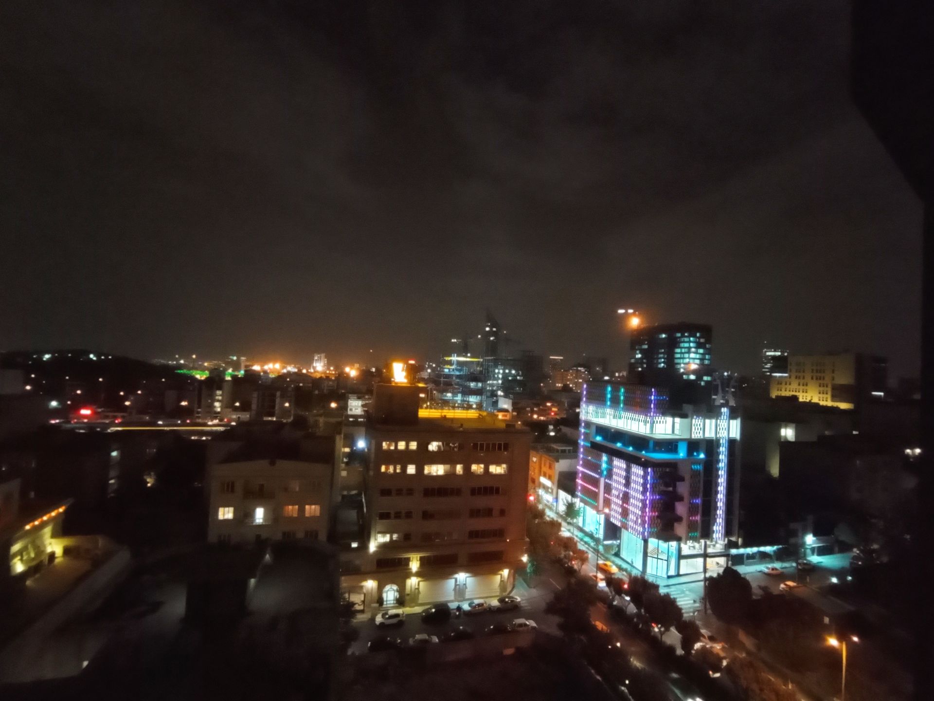 نمونه عکس اولتراواید ردمی نوت ۹ در تاریکی - ساختمان های خیابان جردن