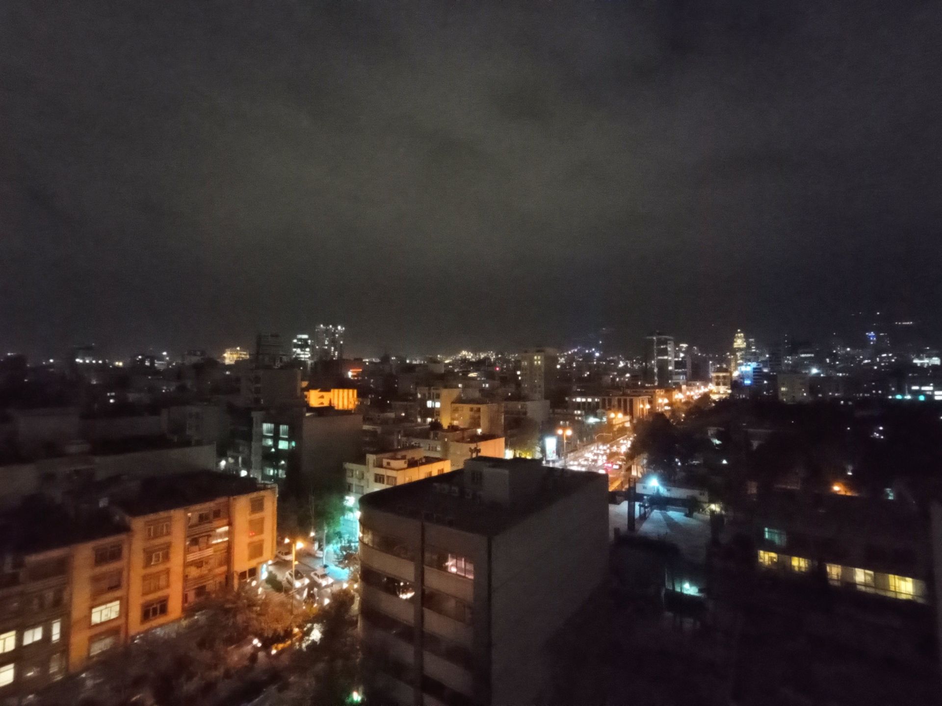 نمونه عکس اولتراواید ردمی نوت ۹ در تاریکی - خیابان جردن