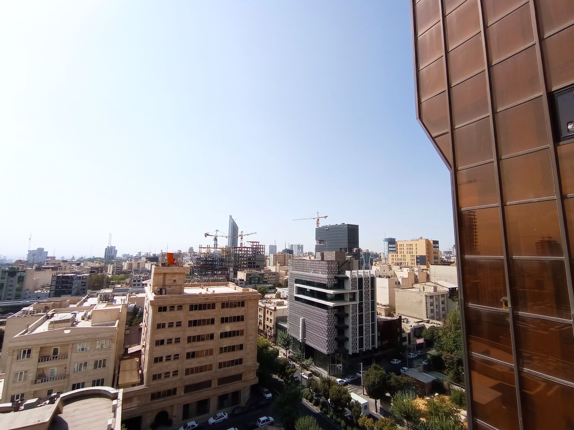 نمونه عکس اولتراواید ردمی نوت ۹ در شرایط نوری ایده‌آل -  ساختمان‌های خیابان جردن