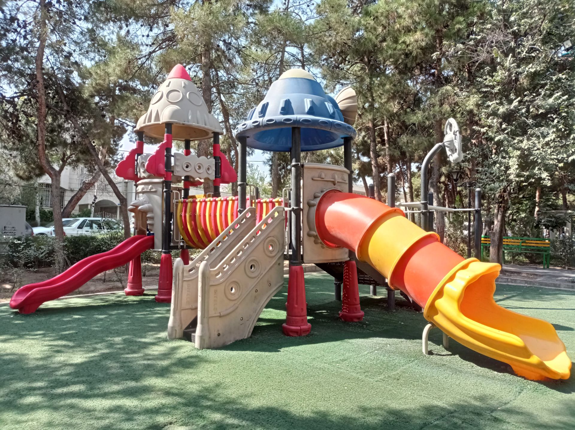 نمونه عکس 1x دوربین اصلی ردمی نوت ۹ در روشنایی - زمین بازی کودک پارک صبا