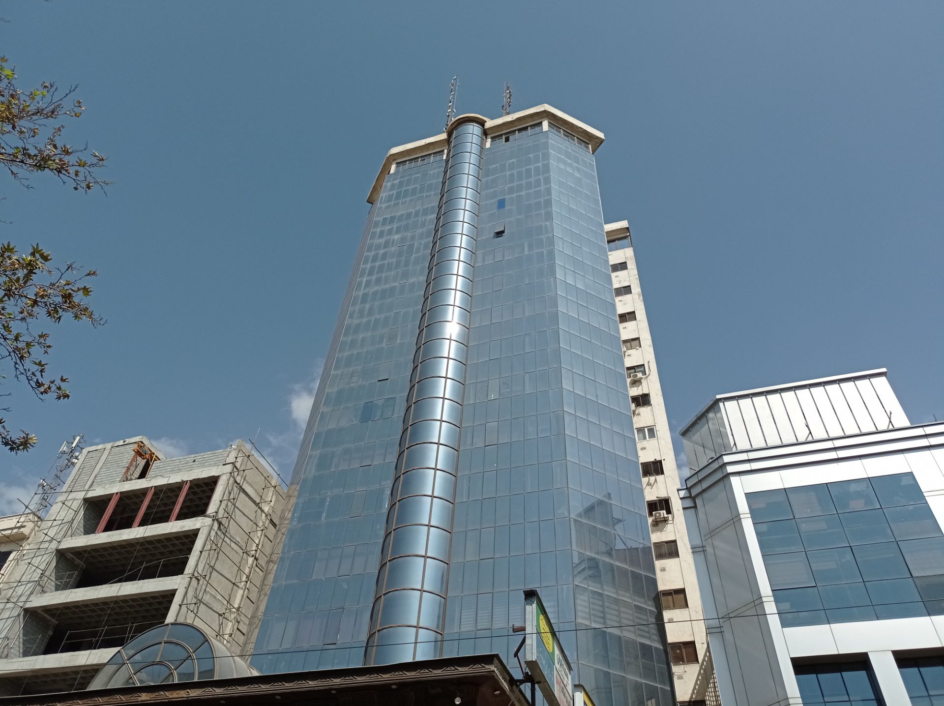 نمونه عکس 1x دوربین اصلی ردمی نوت ۹ در روشنایی - ساختمان در خیابان جردن