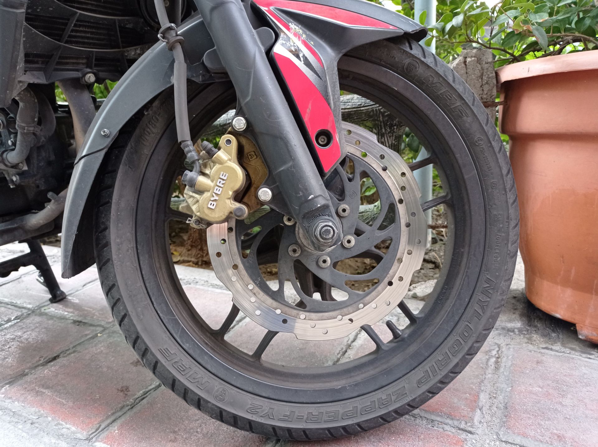 نمونه عکس 1x دوربین اصلی ردمی نوت ۹ در روشنایی - چرخ موتور