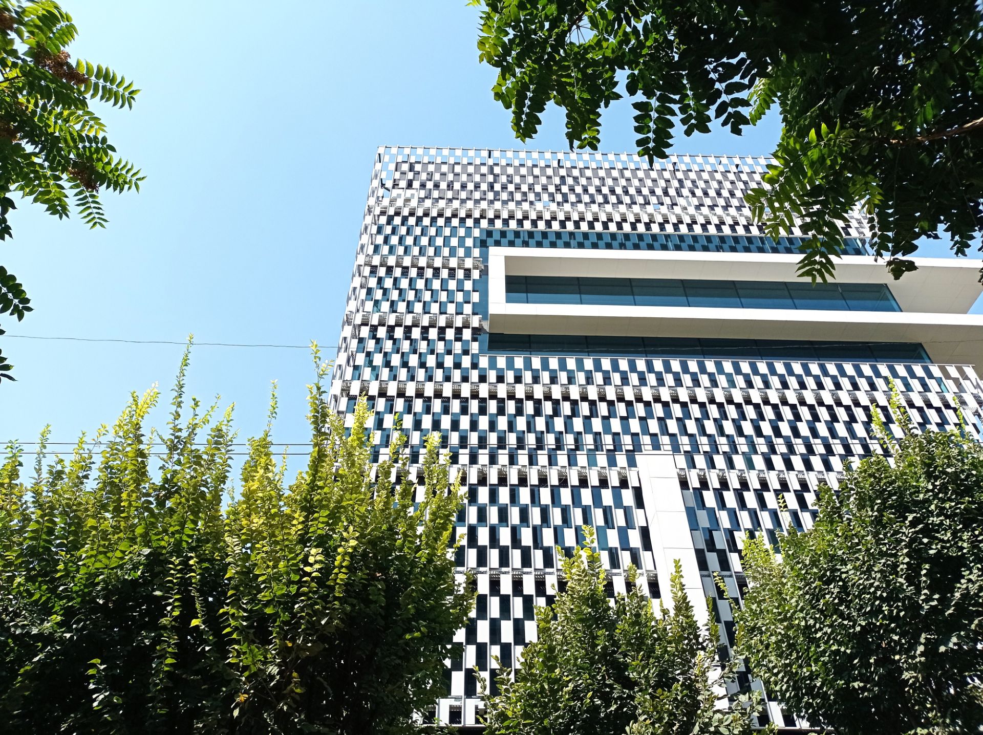 نمونه عکس 1x دوربین اصلی ردمی نوت ۹ در روشنایی - ساختمان در خیابان جردن