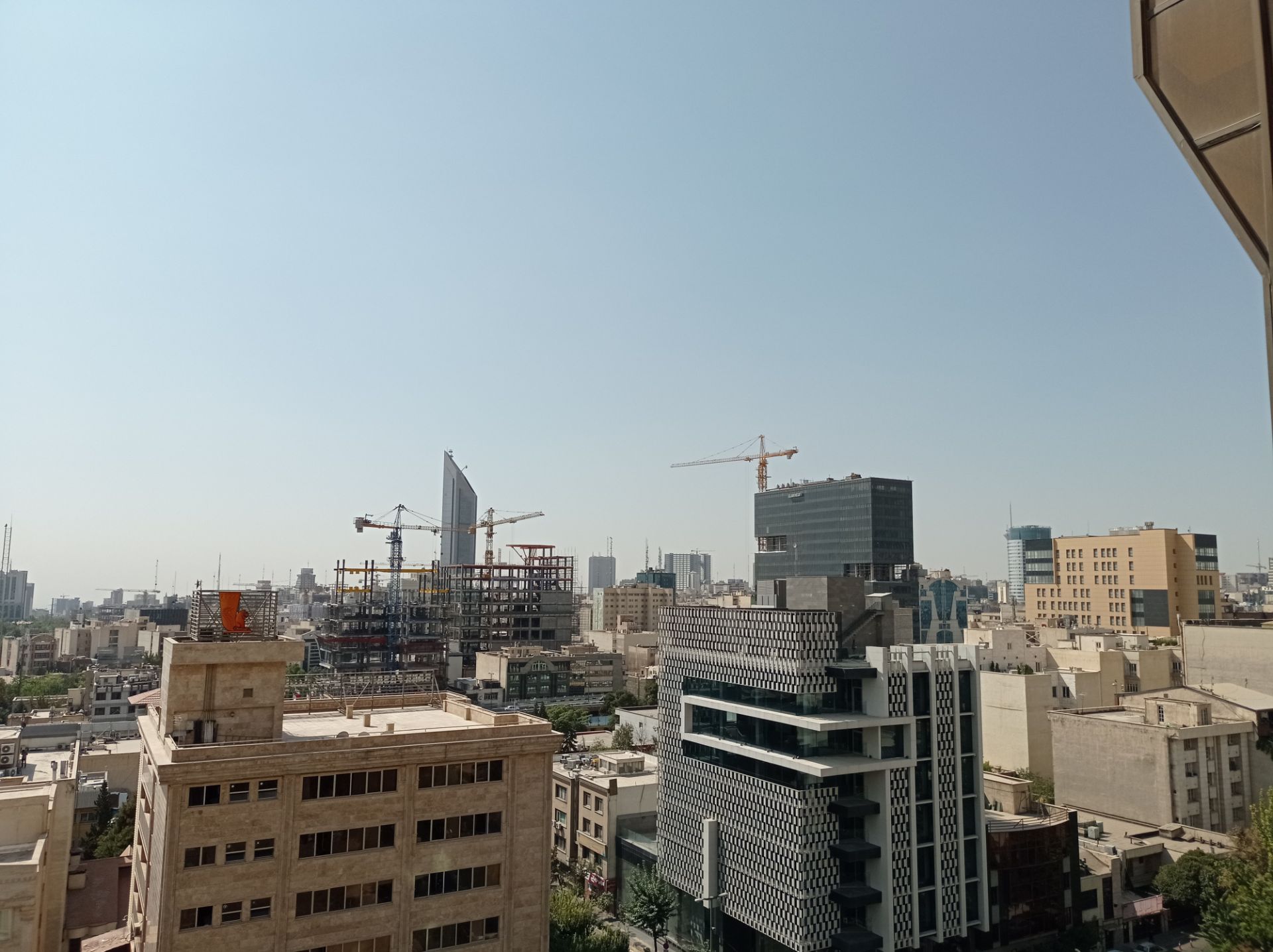 نمونه عکس 1x دوربین اصلی ردمی نوت ۹ در روشنایی - خیابان جردن